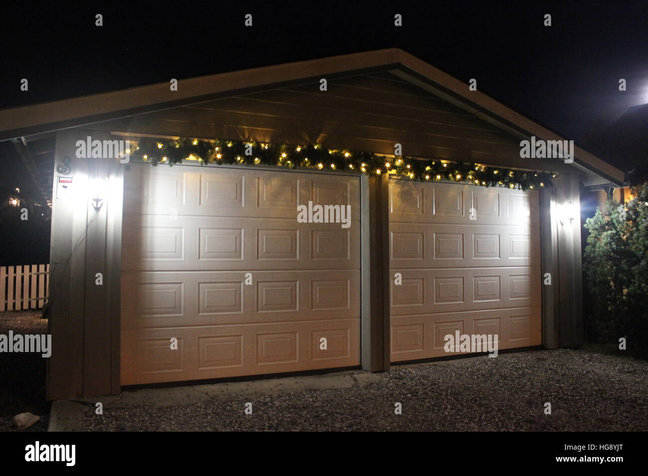 Le luci di Natale in un garage norvegese durante il mese di dicembre Foto Stock