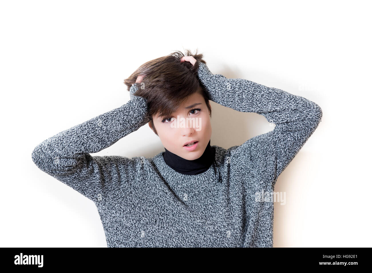 Bruna giovane donna espressione di fallimento, disperazione, flop problema, il Disinganno, delusione, caduta, frustrazione, isolati su sfondo bianco Foto Stock