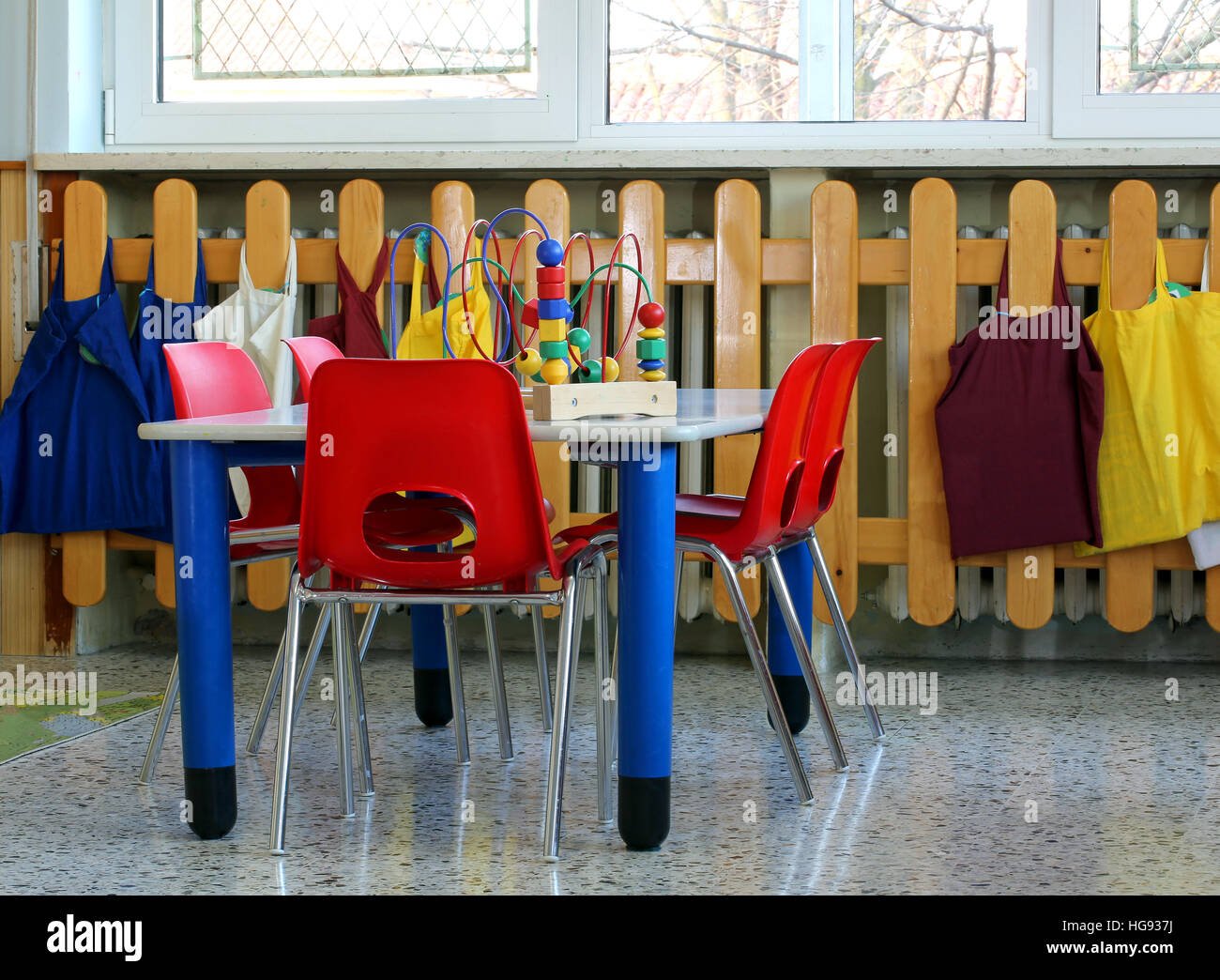 Piccola scuola con tavolo e sedie e giocattoli in una scuola materna per i bambini Foto Stock