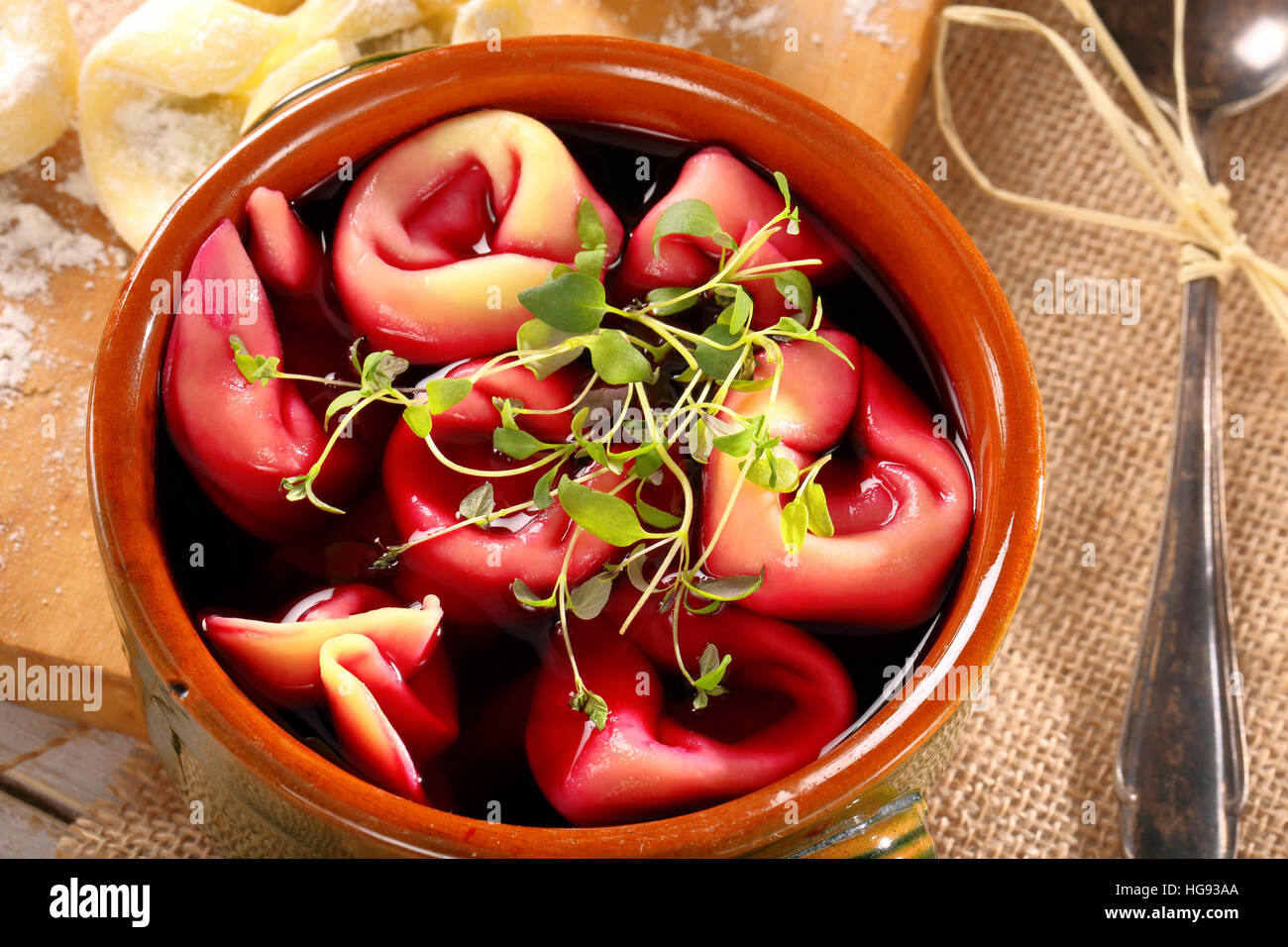 Tradizionale Russo Ucraino borscht vegetali con gnocchi di patate e le erbe aromatiche Foto Stock