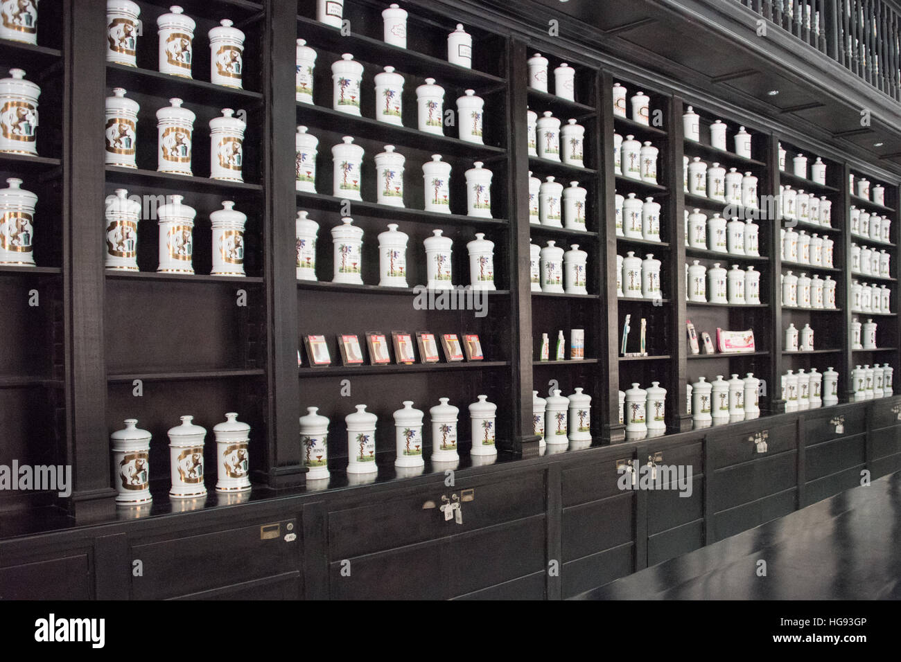 Vecchia farmacia, interno avana, Cuba Foto Stock