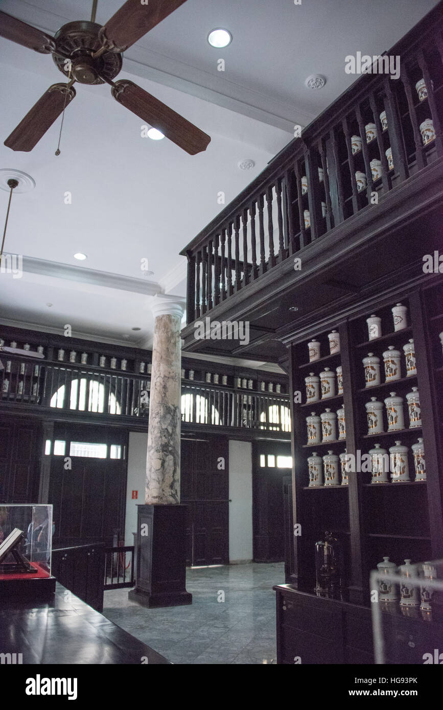 Vecchia farmacia, interno avana, Cuba Foto Stock