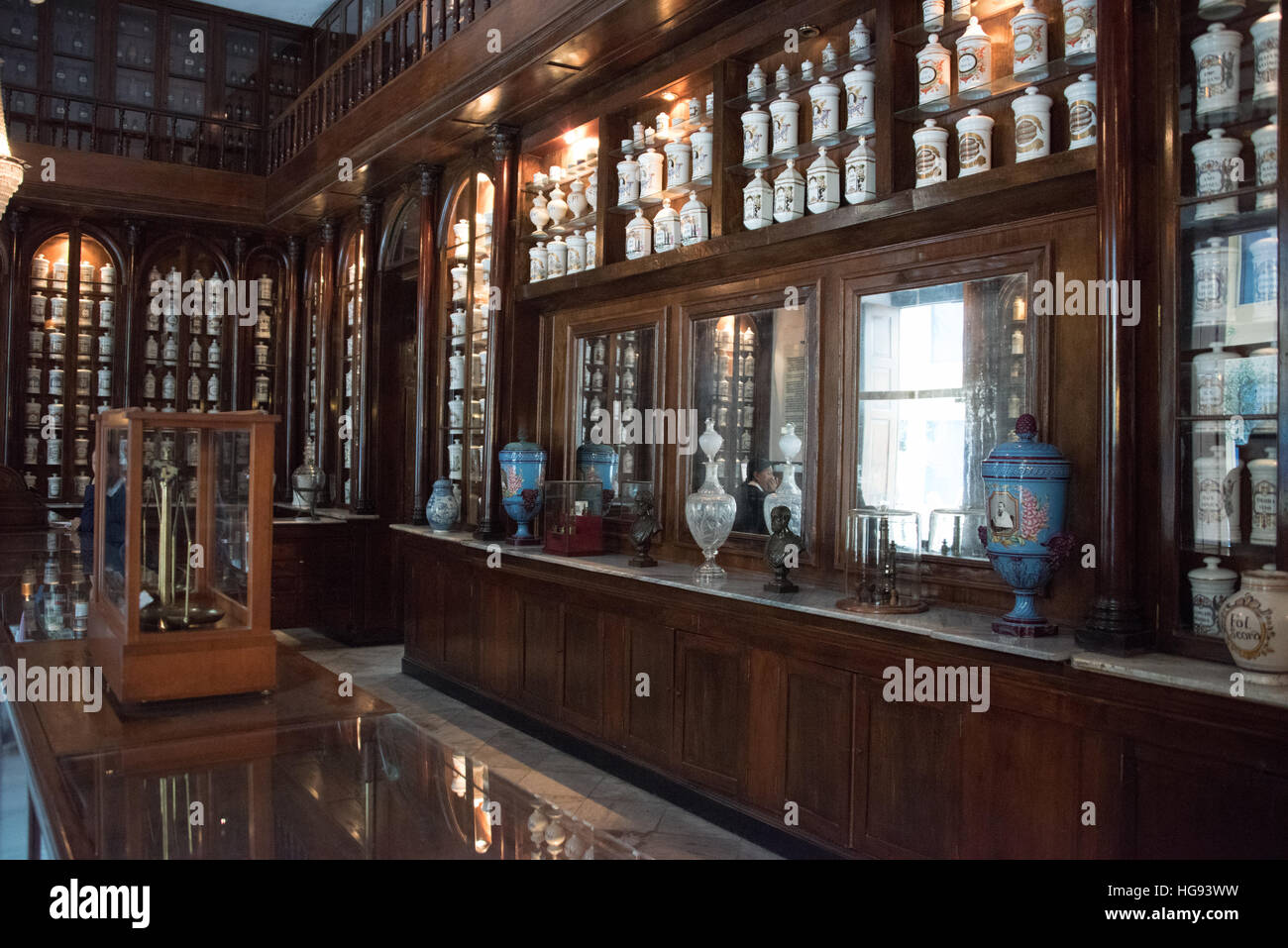Vecchia farmacia, interno avana, Cuba Foto Stock