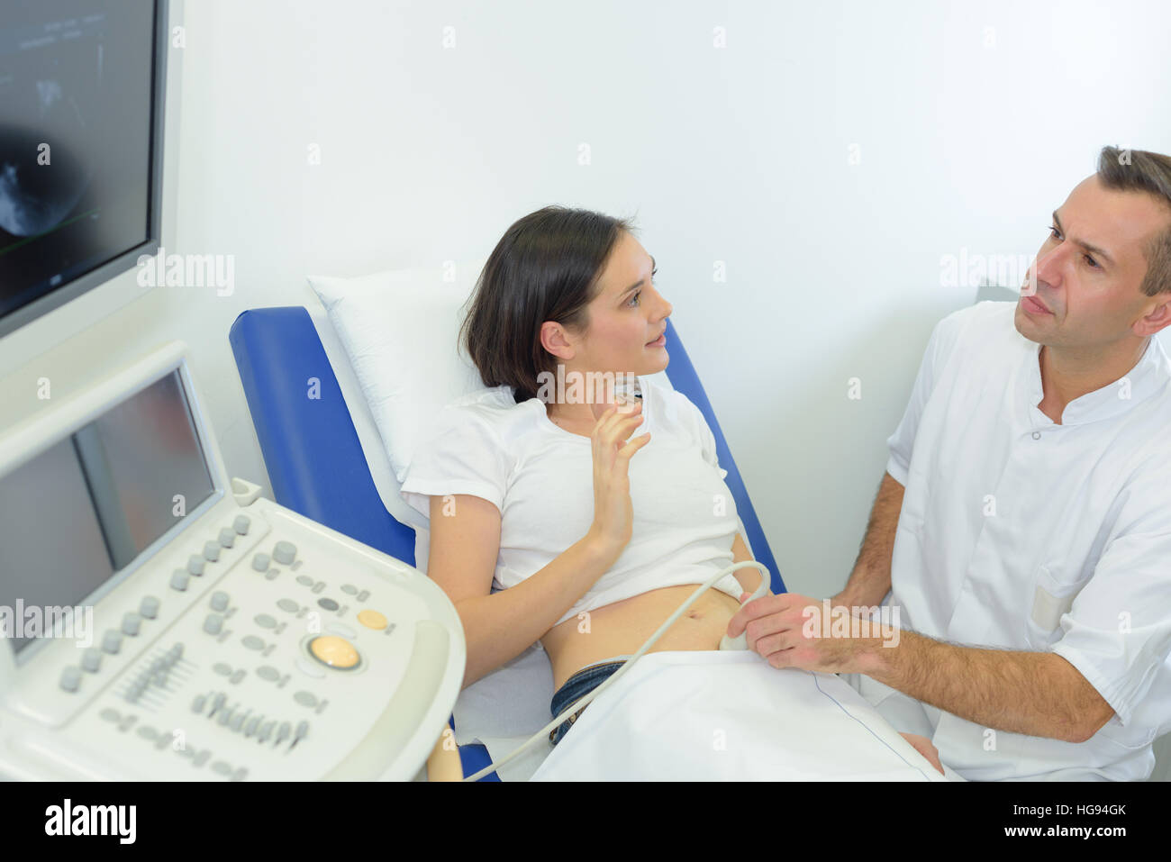 Medico esegue Ultrasound Foto Stock