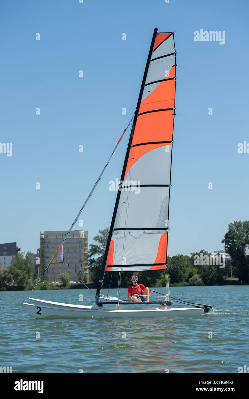 Barca a vela sul lago - in estate e in tema di sport Foto Stock