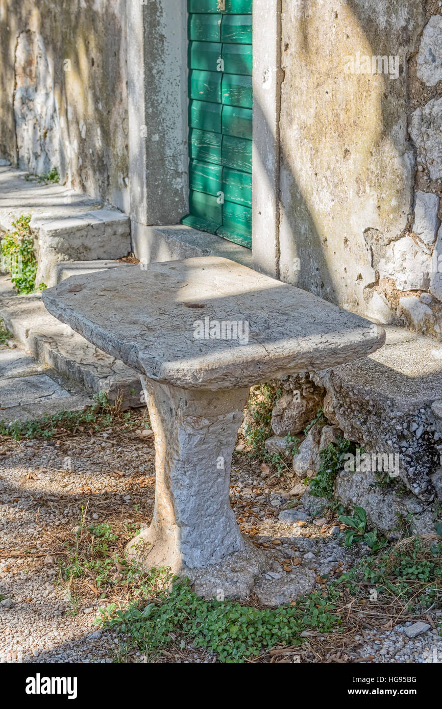 Tavolo di pietra Tucepi village Foto Stock