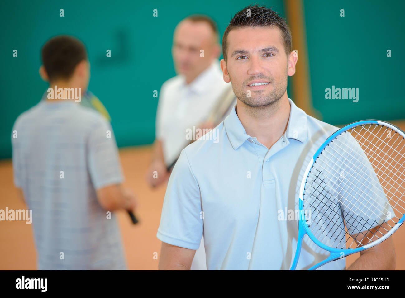 Ritratto di uomo con racchetta da tennis Foto Stock