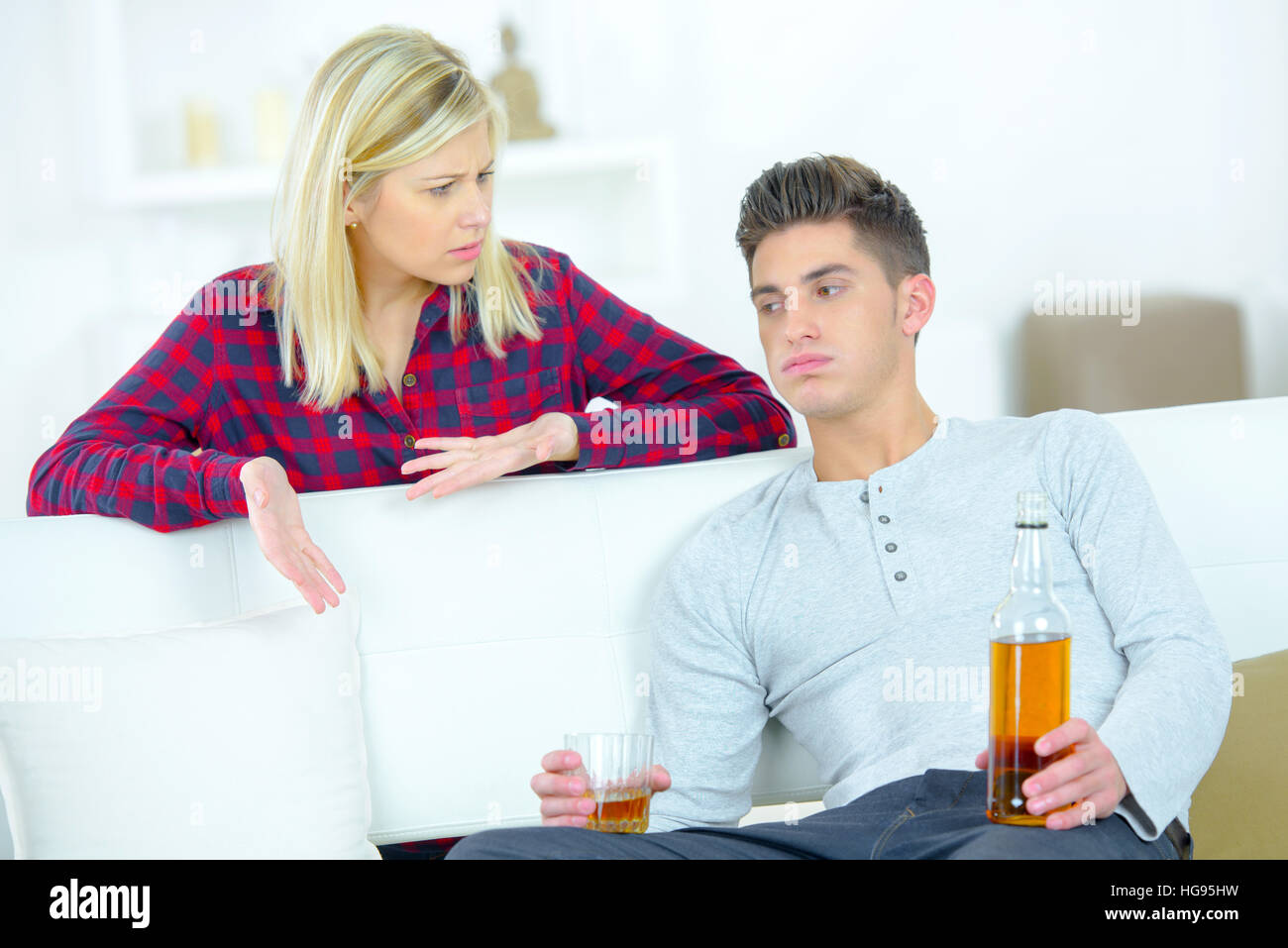 Donna arrabbiato che il suo ragazzo è ubriaco Foto Stock