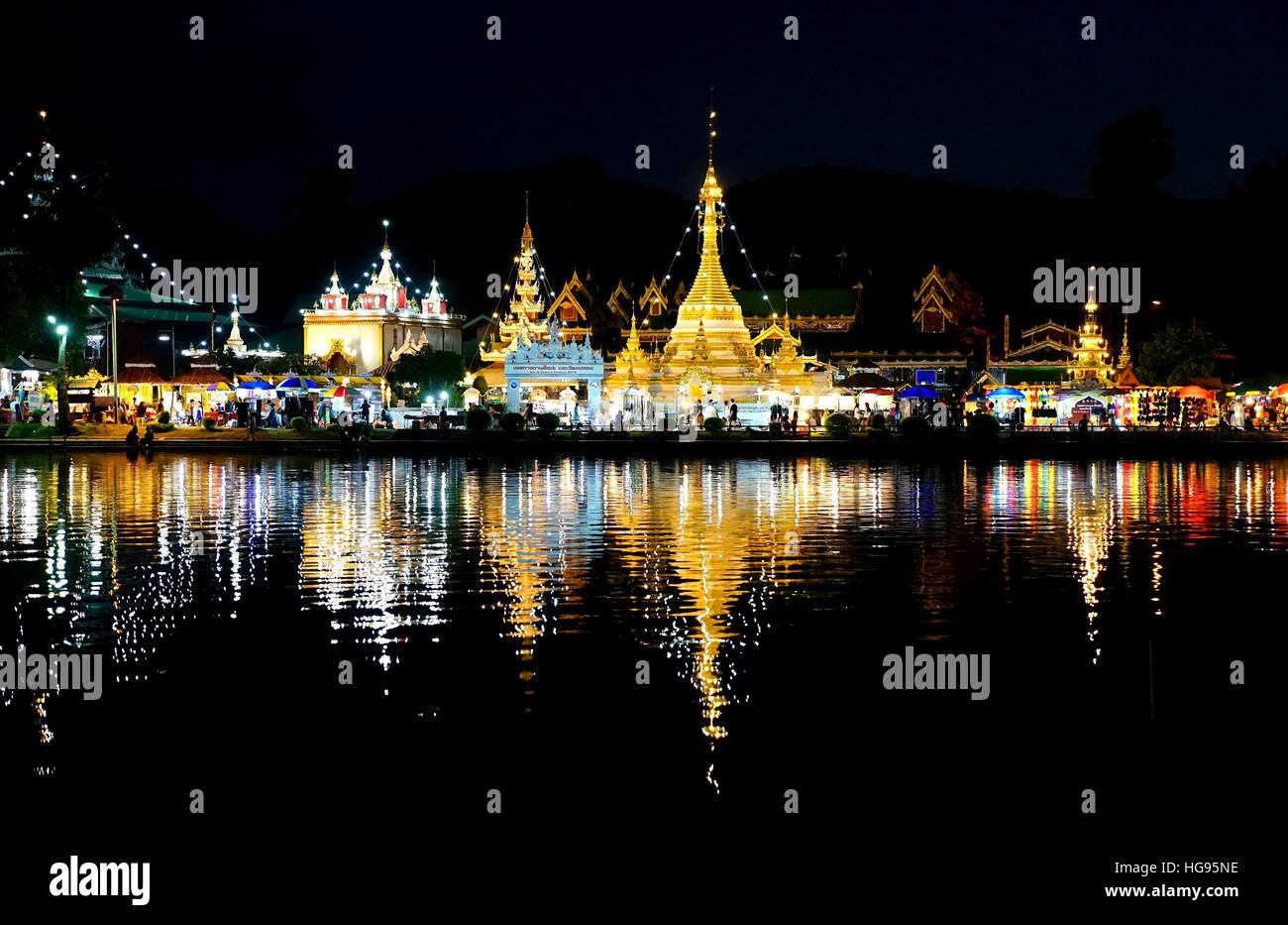 Birmano stile architettonico di Wat Chong Klang e Wat Chong Kham di notte. Mae Hong Son, Thailandia del Nord Foto Stock