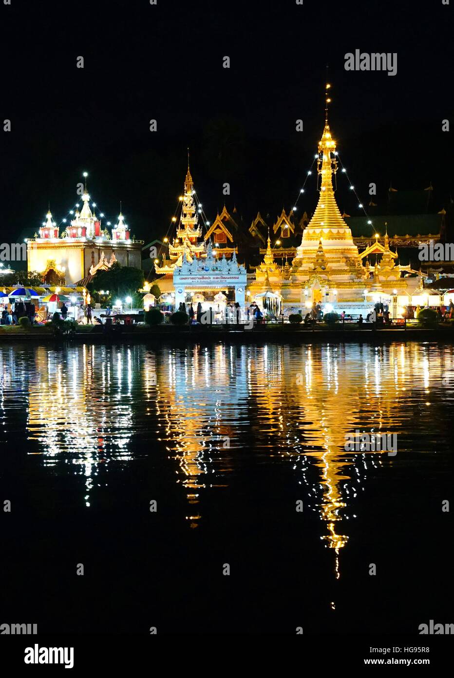 Birmano stile architettonico di Wat Chong Klang e Wat Chong Kham di notte. Mae Hong Son, Thailandia del Nord Foto Stock