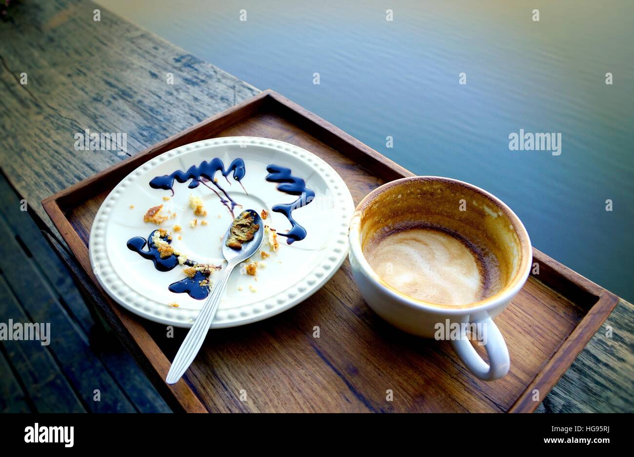 Svuotare tazza di caffè e piastra bianca con pasticcini di mangiato torta e utilizzato cucchiaio , sporca dopo aver finito la prima colazione. Foto Stock