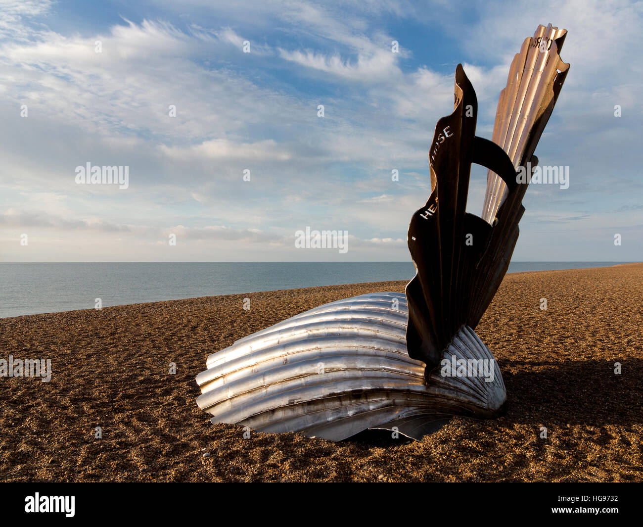 'L'Smerlo' acciaio inossidabile scultura da Maggi Hambling sulla spiaggia di ciottoli a Aldeburgh Suffolk Inghilterra contro un cielo blu Foto Stock