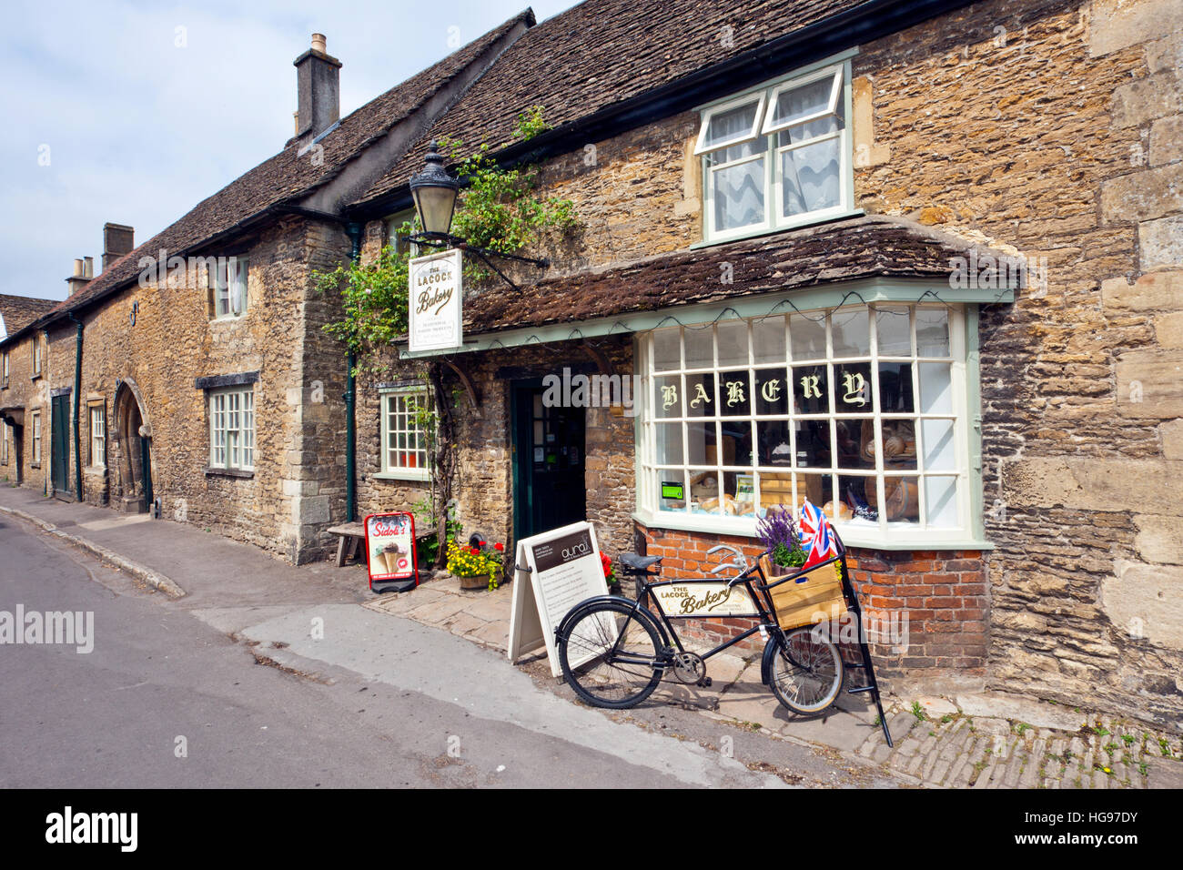 L'attraente panetteria tradizionale nel villaggio di Lacock, Wiltshire, Inghilterra, Regno Unito Foto Stock