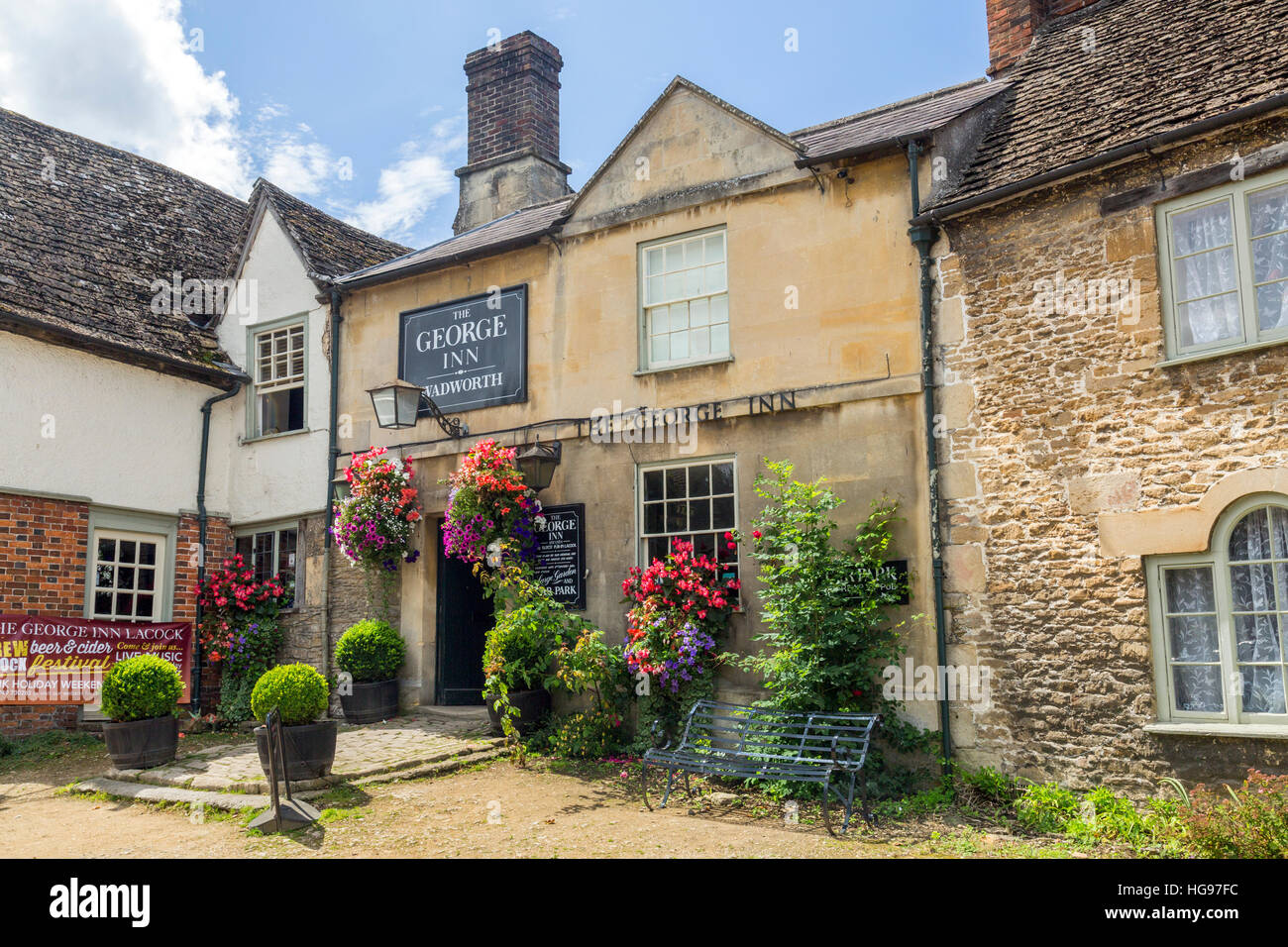 Lo storico George Inn nel villaggio di Lacock, Wiltshire, Inghilterra, Regno Unito Foto Stock