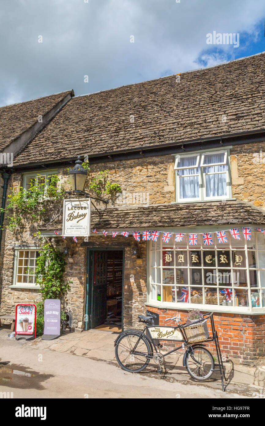 L'attraente panetteria tradizionale nel villaggio di Lacock, Wiltshire, Inghilterra, Regno Unito Foto Stock
