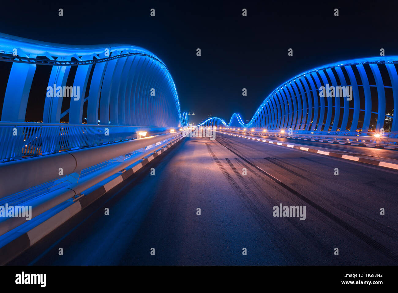 Meydan Bridge di notte con belle luci blu Foto Stock