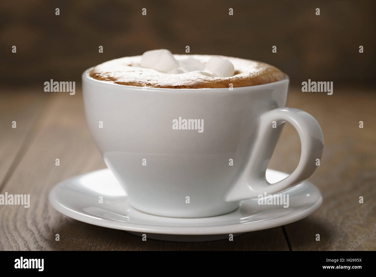 Tazza di cappuccino con marshmallow sul tavolo di legno Foto Stock