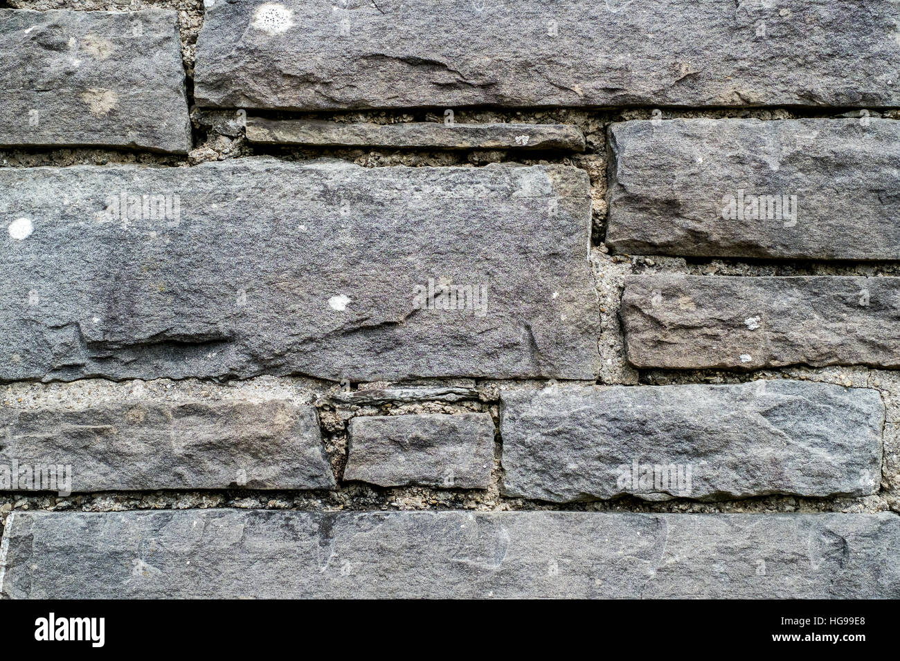 Close up tradizionale parete in pietra arenaria con i licheni Foto Stock