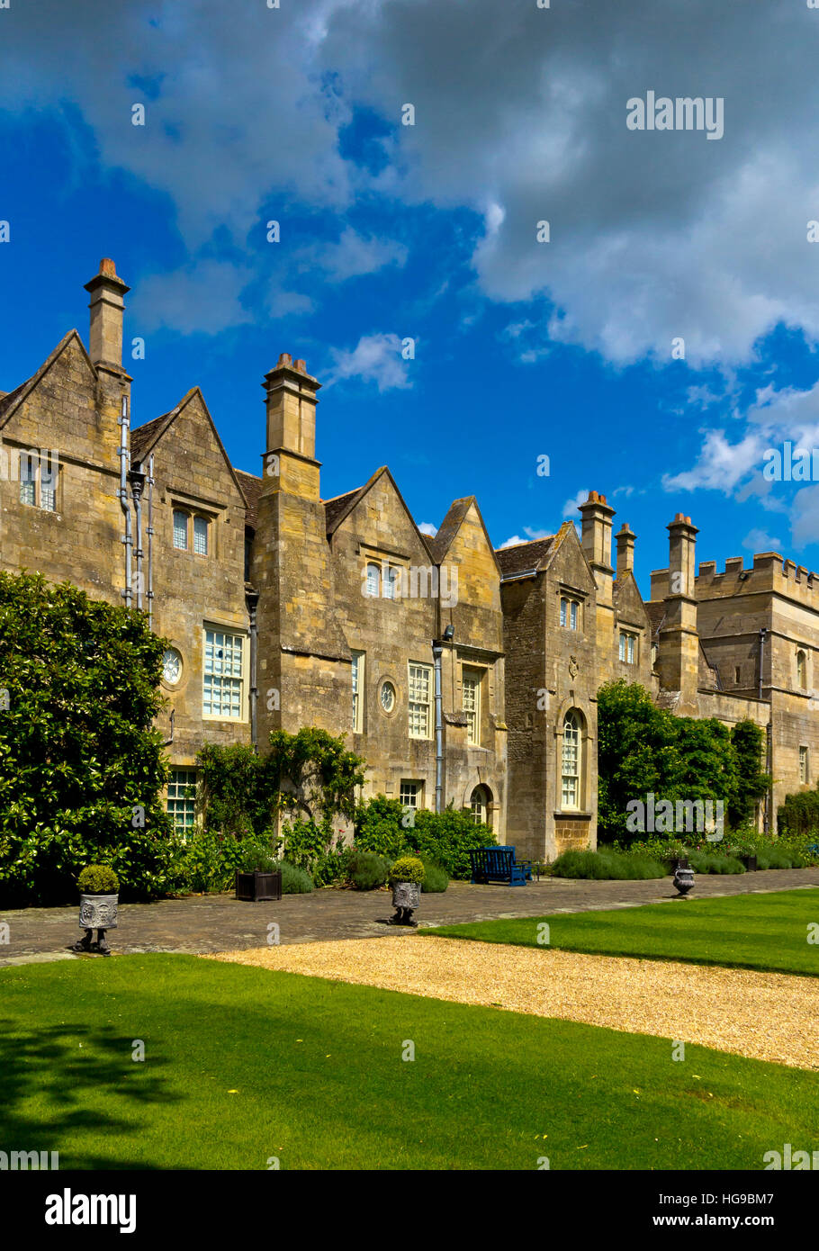 Visualizzare attraverso il prato a Grimsthorpe Castle in Lincolnshire England Regno Unito home del De Eresby famiglia dal 1516 Foto Stock