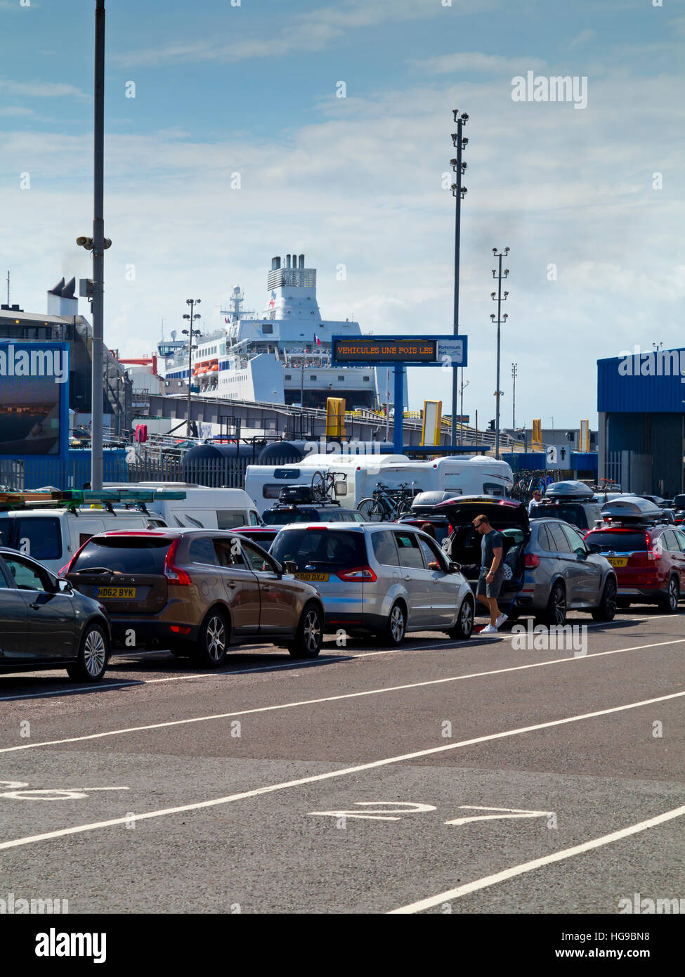 I passeggeri in attesa a bordo di una nave traghetto al porto di Portsmouth Inghilterra Hampshire REGNO UNITO Foto Stock