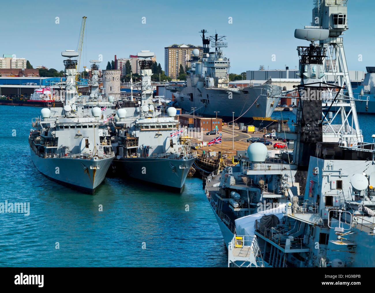 Vista sul porto di Portsmouth un grande navali e civili di Porto in Inghilterra Hampshire REGNO UNITO con la Royal Navy navi alla banchina di ormeggio Foto Stock