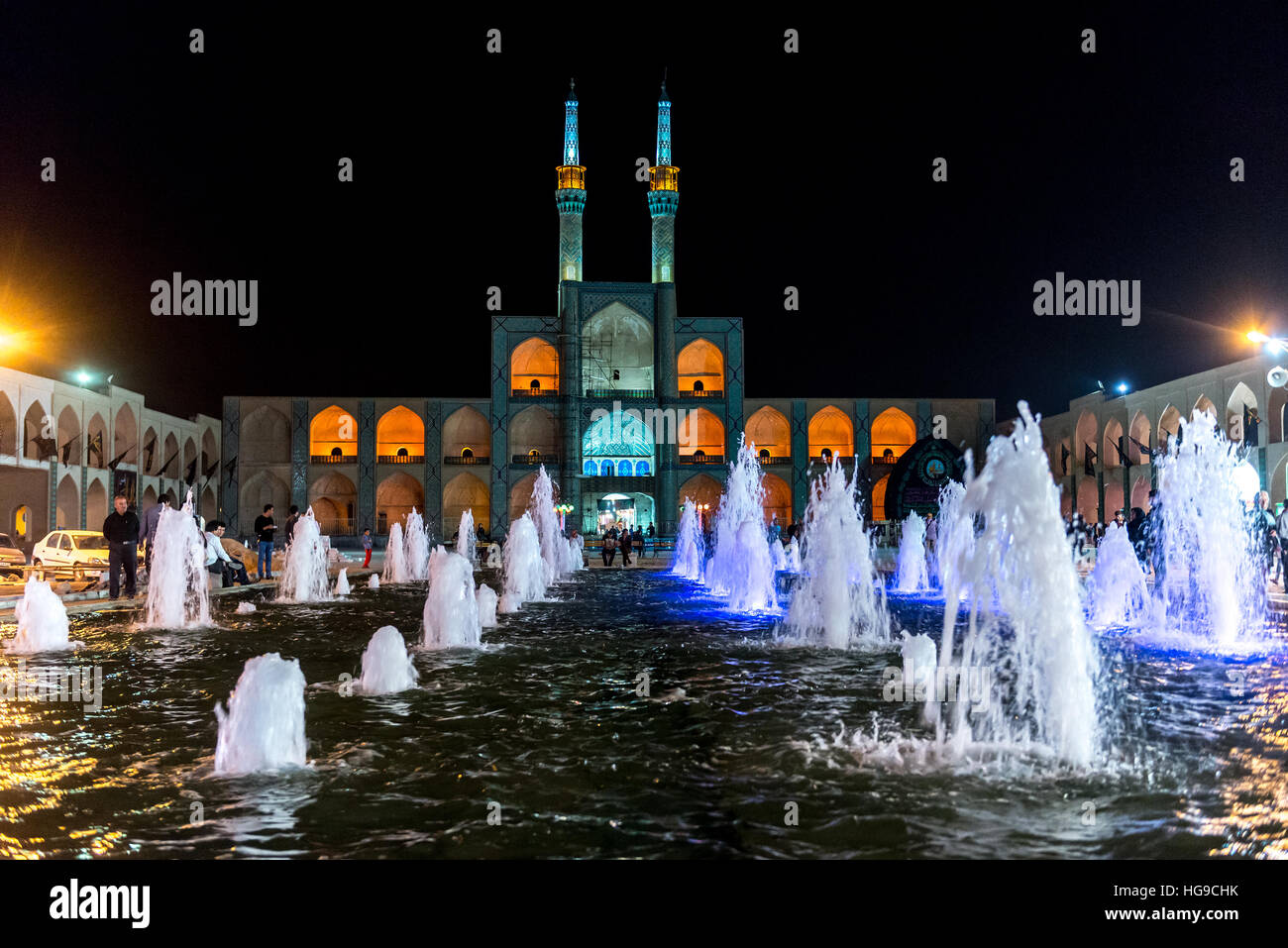 Vista notturna della facciata anteriore di Amir Chakhmaq complesso sulla omonima Piazza nella città di Yazd, Iran Foto Stock