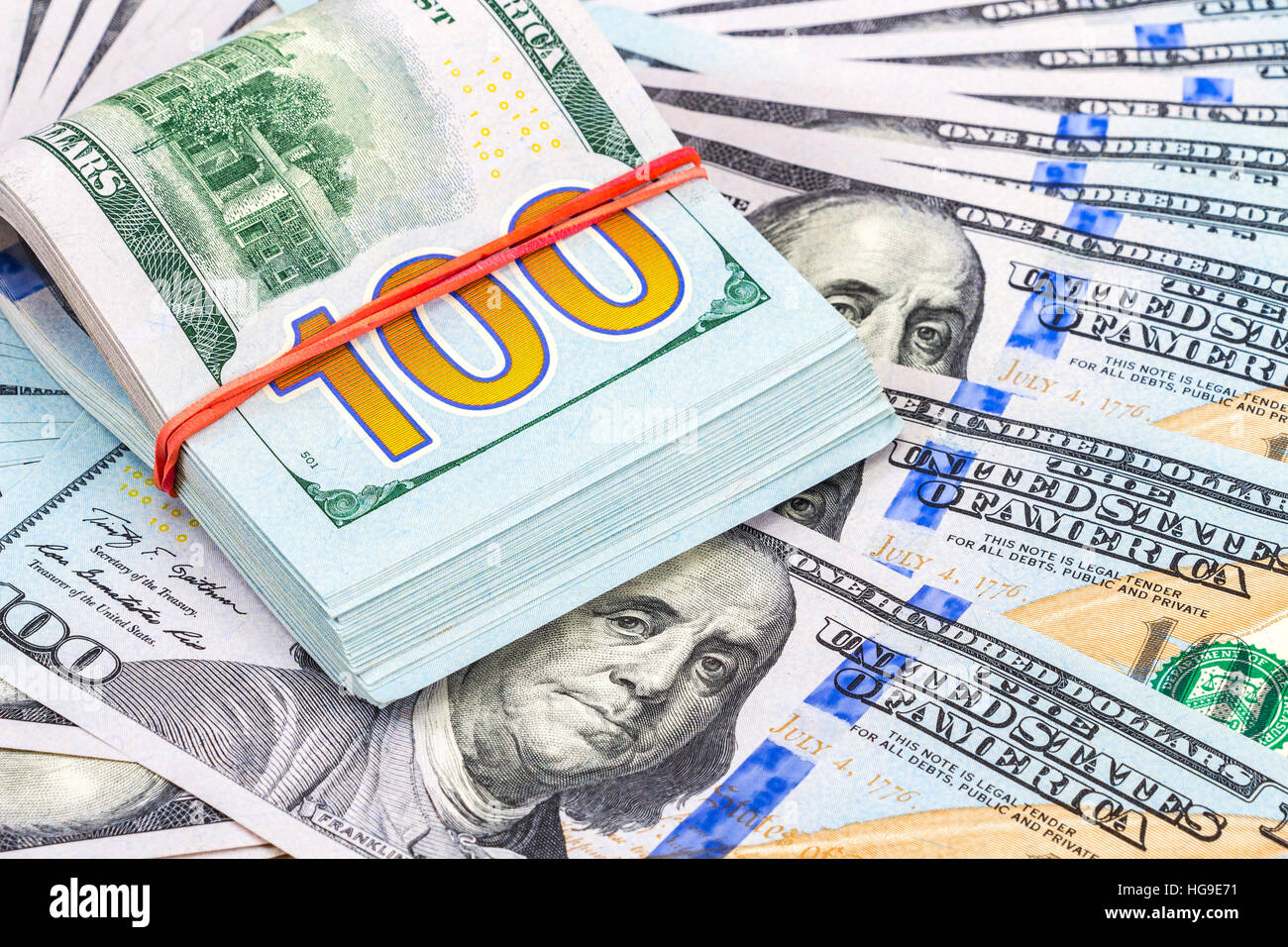 Pila di un centinaio di american Dollar Bills close up Foto Stock