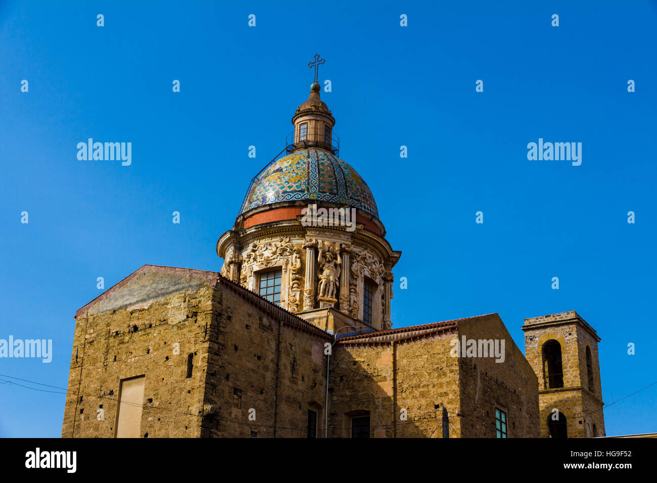 Cupola di una chiesa antica nel centro storico di Palermo, Italia Foto Stock
