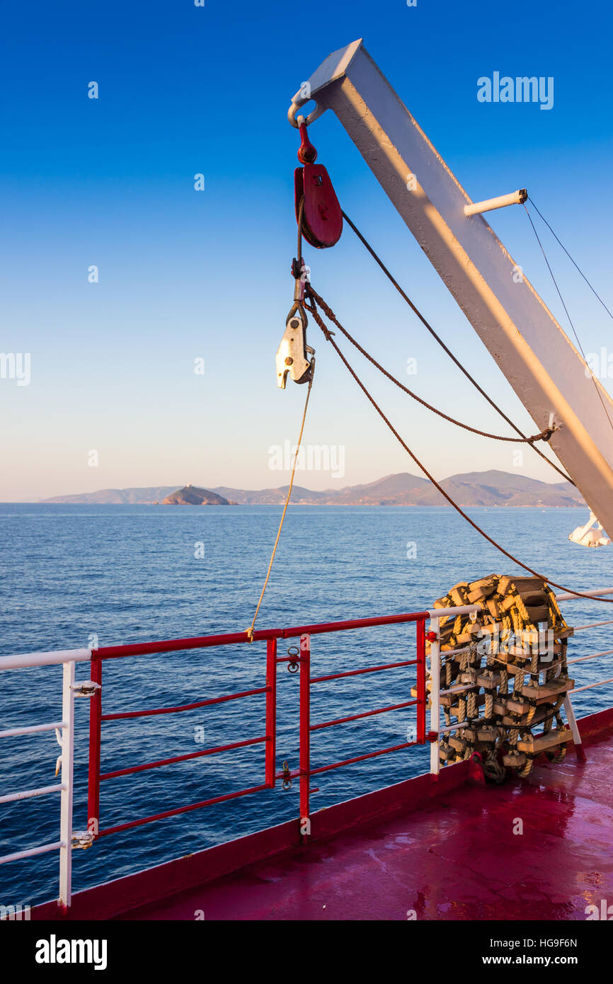 Canale di Piombino incrocio con ferry boat in estate Foto Stock