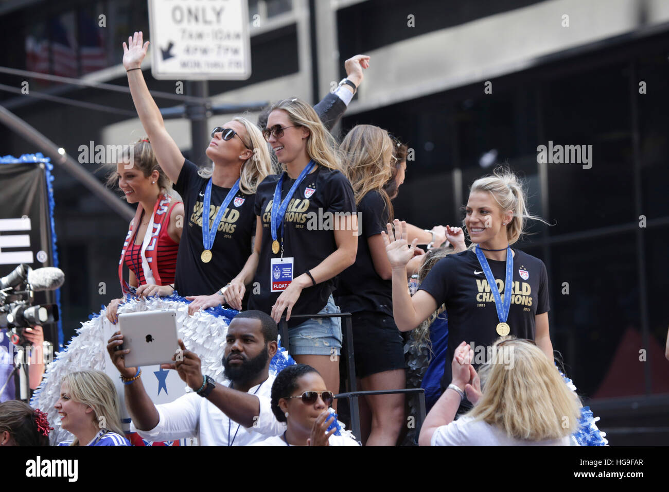 I membri degli Stati Uniti delle donne squadra nazione sono onorati con un ticker tape parade per commemorare la medaglia d'oro nella Coppa del Mondo femminile, attraverso il Canyon di eroi in NYC. Foto Stock