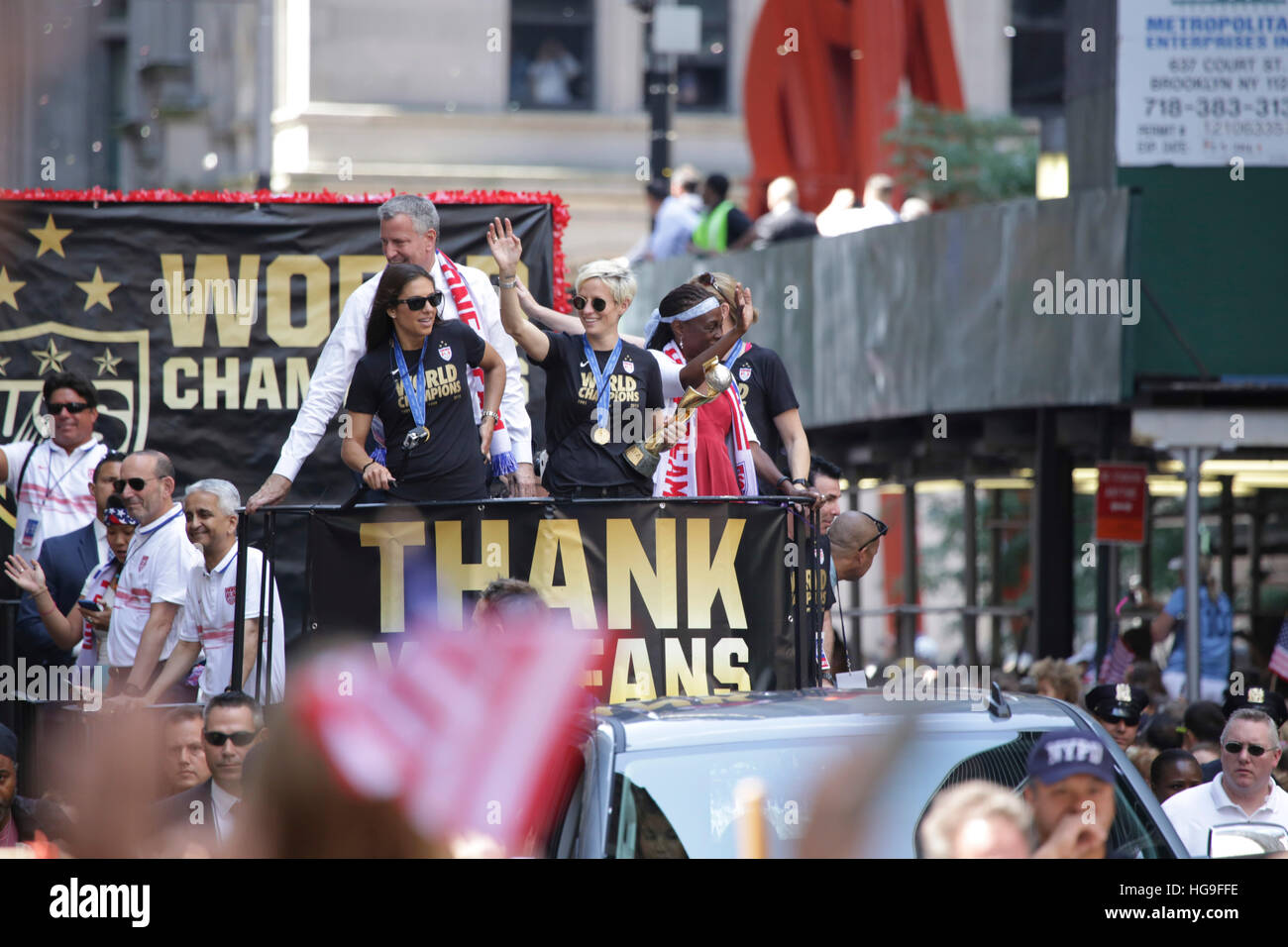 Carli Lloyd, Megan Rapinoe degli Stati Uniti delle donne squadra nazione sono onorati con un ticker tape parade per commemorare la medaglia d'oro nella Coppa del Mondo femminile, attraverso il Canyon di eroi in NYC. Foto Stock