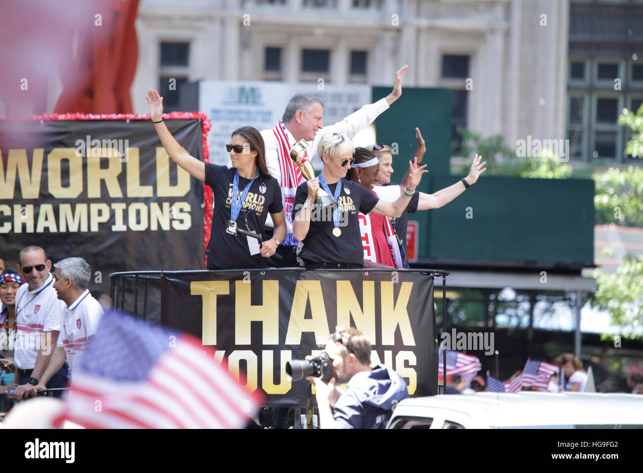 Carli Lloyd, Megan Rapinoe degli Stati Uniti delle donne squadra nazione sono onorati con un ticker tape parade per commemorare la medaglia d'oro nella Coppa del Mondo femminile, attraverso il Canyon di eroi in NYC. Foto Stock