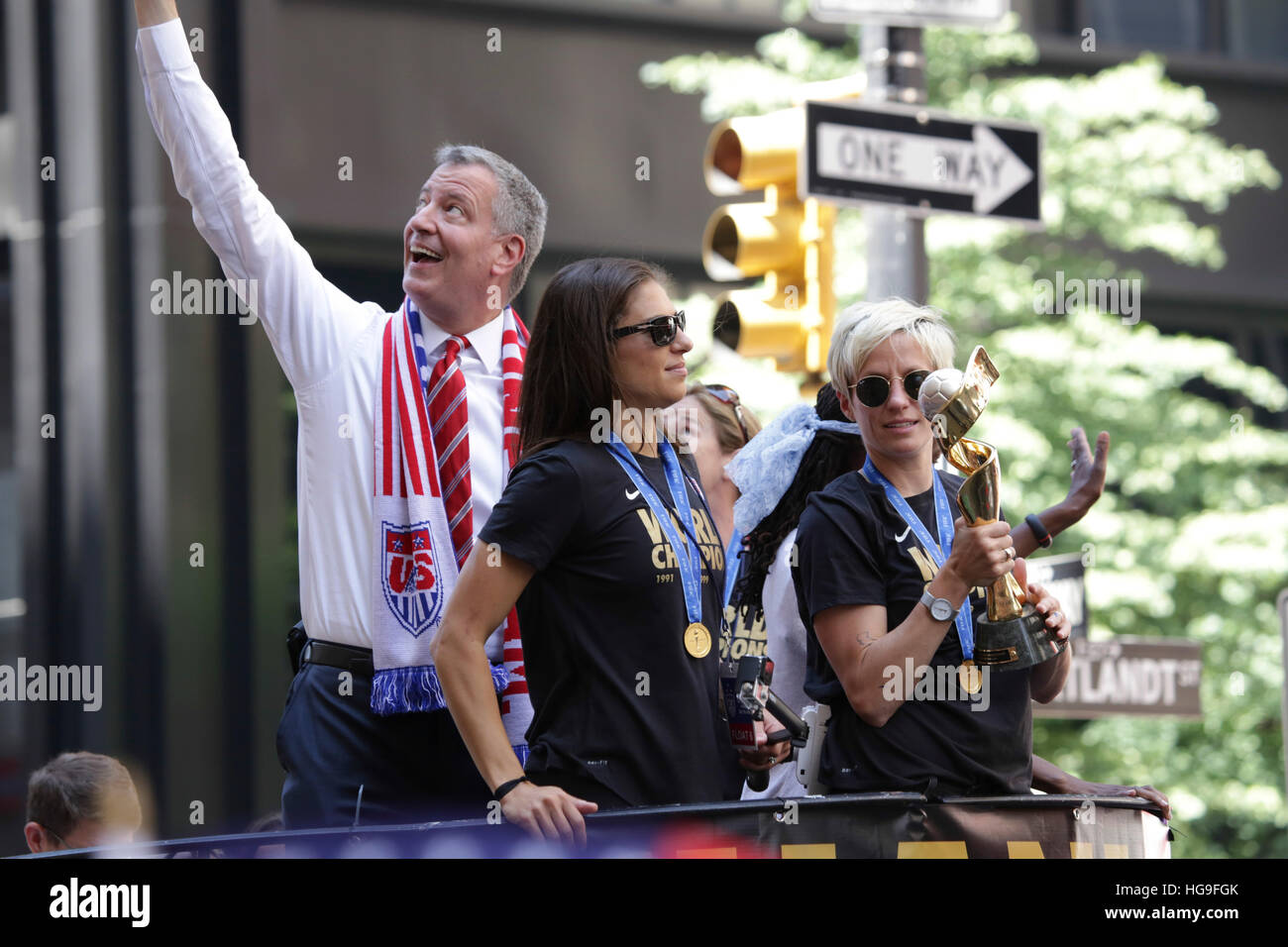 Carli Lloyd, Megan Rapinoe degli Stati Uniti delle donne squadra nazione sono onorati con un ticker tape parade per commemorare la medaglia d'oro nella Coppa del Mondo femminile, attraverso il Canyon di eroi in NYC. Foto Stock