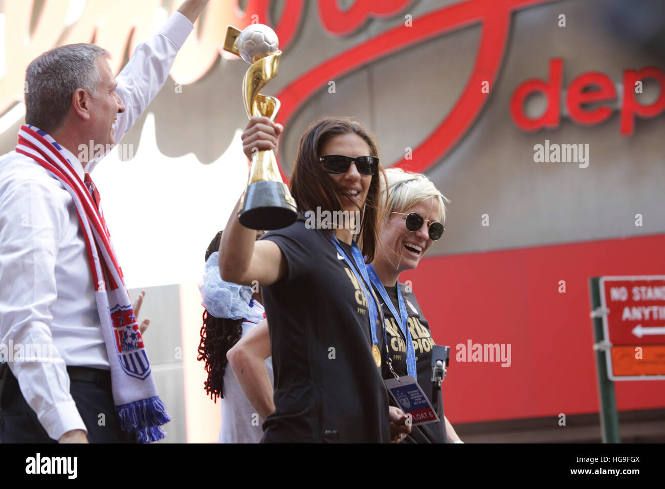 Carli Lloyd, Megan Rapinoe degli Stati Uniti delle donne squadra nazione sono onorati con un ticker tape parade per commemorare la medaglia d'oro nella Coppa del Mondo femminile, attraverso il Canyon di eroi in NYC. Foto Stock