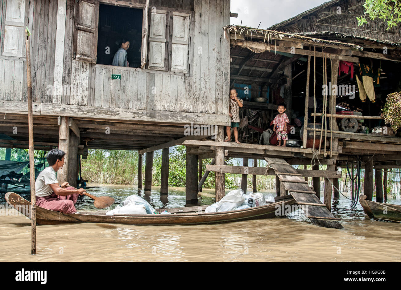 Strade, i campi agricoli e le case sono sommerse da acqua durante un alluvione del delta di Irrawaddy in Myanmar (Birmania). Foto Stock