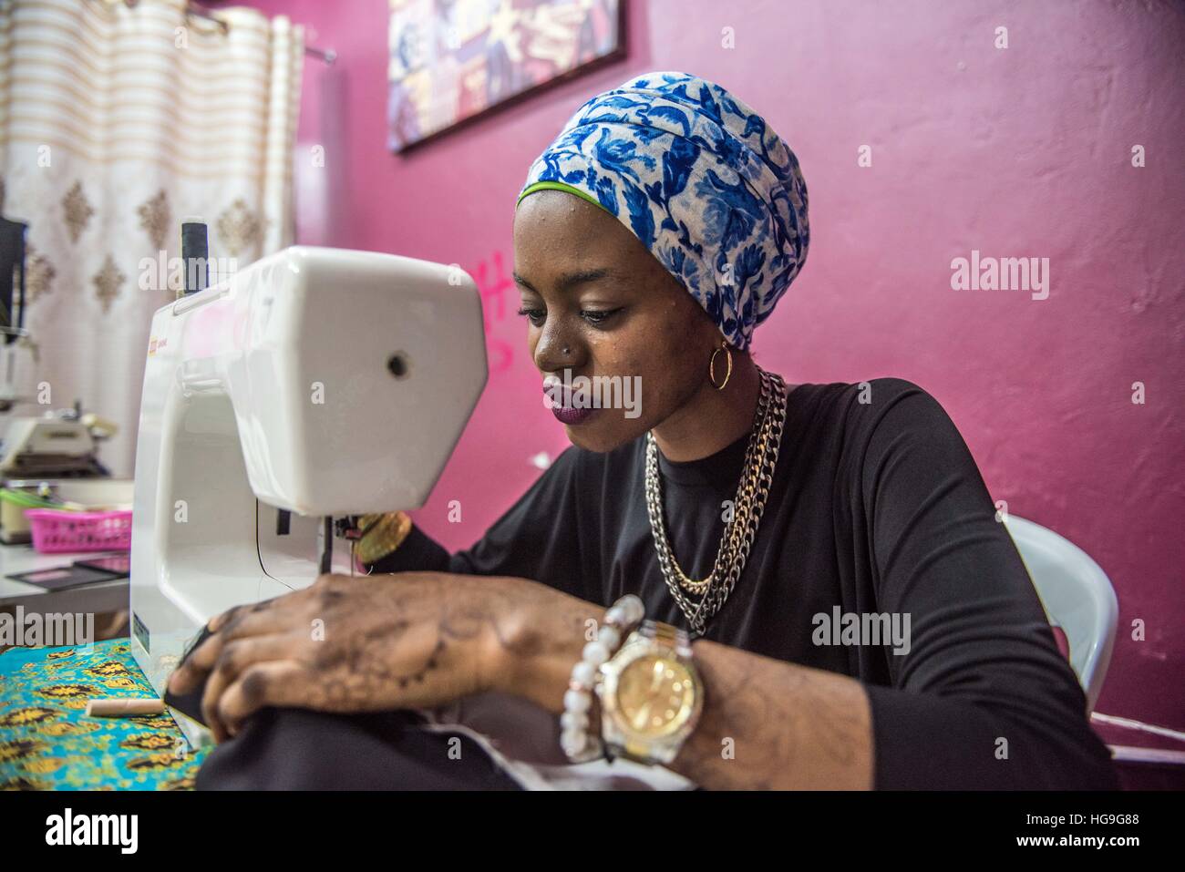 Sarto e stilista di moda Produce abiti prima della festa islamica di Eid a Kampala in Uganda Foto Stock