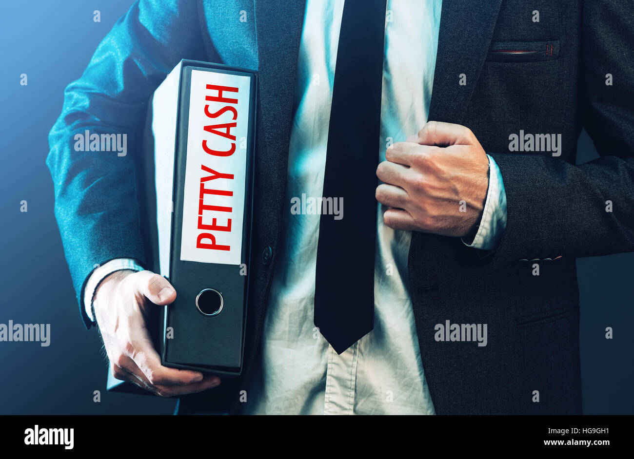 Tracking piccola cassa con imprenditore e ring binder per gli account e le ricevute Foto Stock