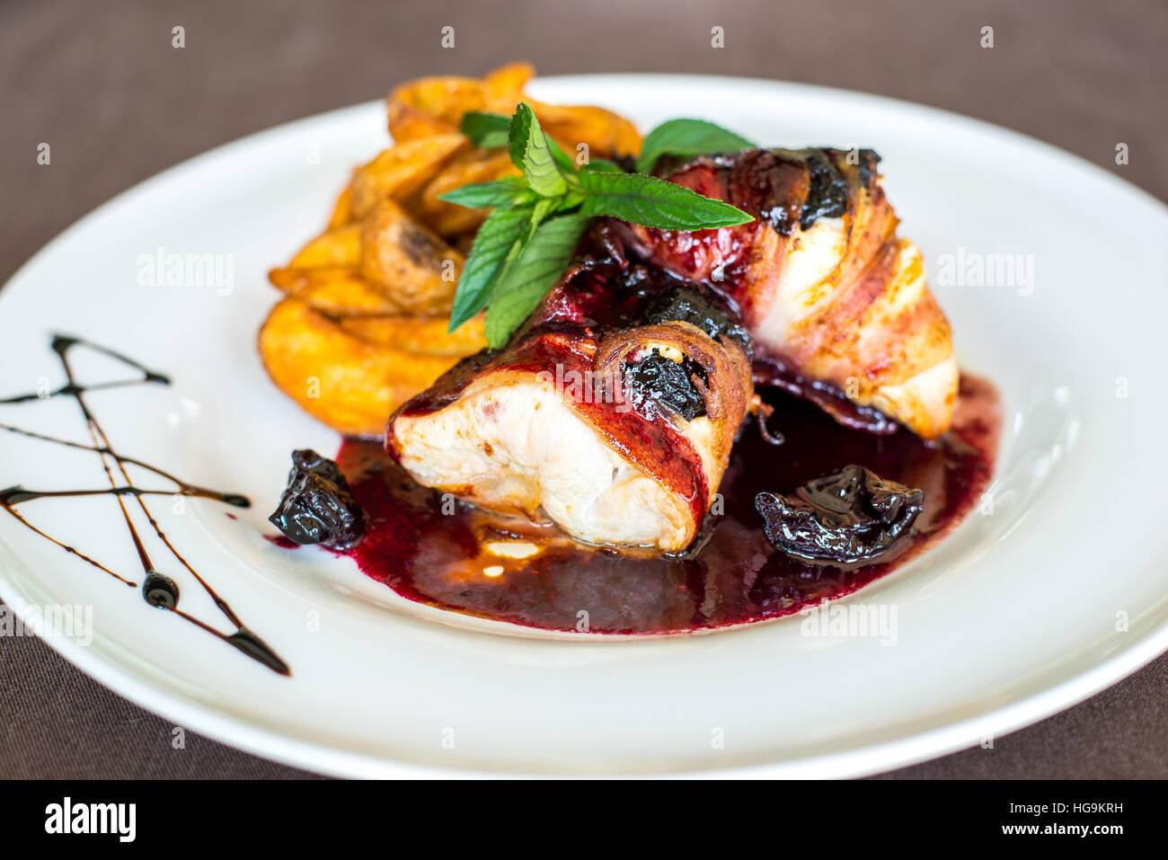 Bella e il cibo gustoso su una piastra bianca Foto Stock