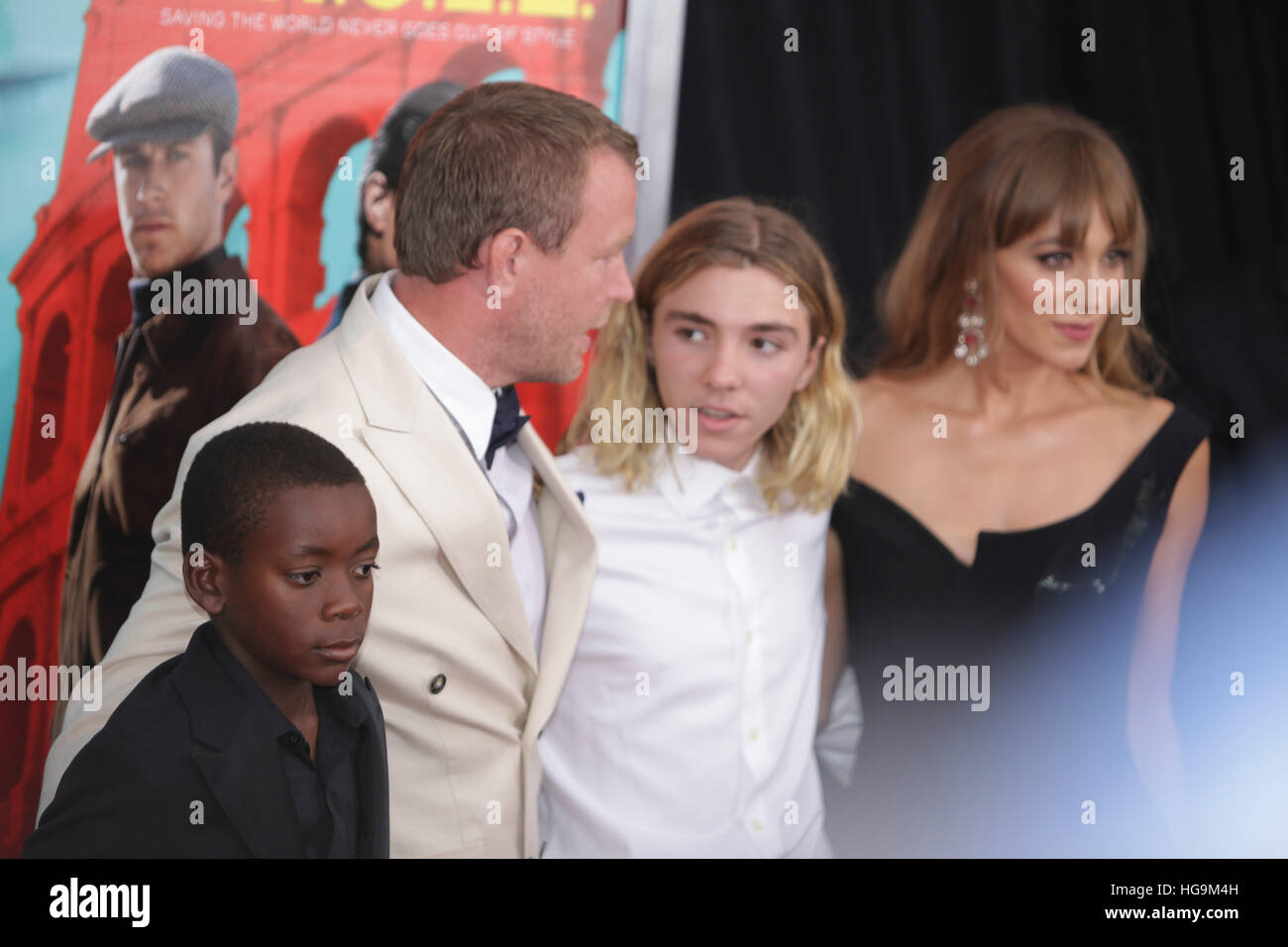 Guy Ritchie, i suoi figli David e Rocco e sua moglie Jacqui Ainsley arrivano all'uomo da U.N.C.L.E premiere al Zigfield Theatre di New York. Foto Stock