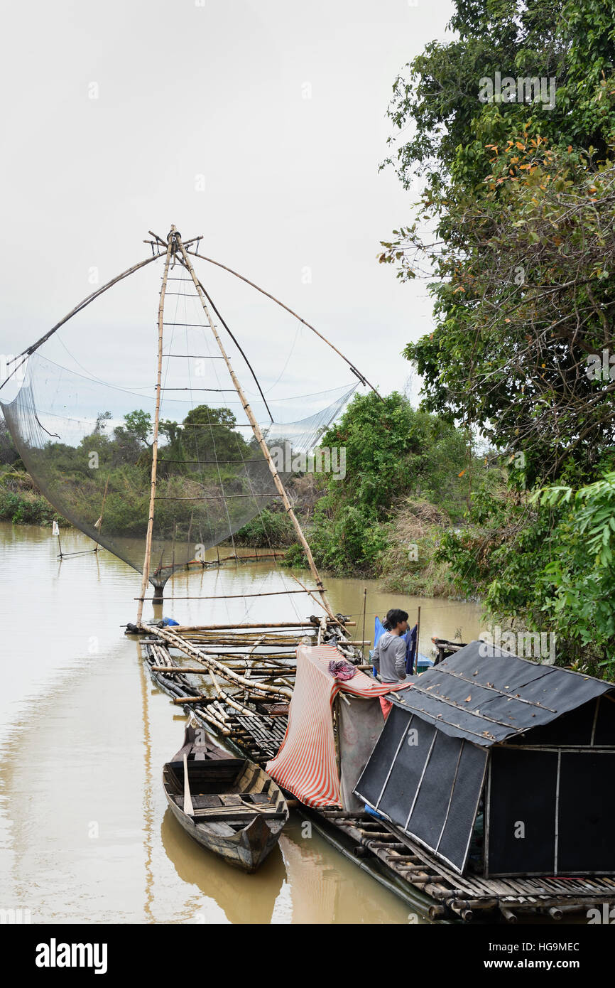 Il Sangkhae - Fiume Sangker Battambang Provincia Cambogia.Il Tonle Sap acqua fresca lago ( più ricca di lago di pesca in tutto il mondo ) drena nel fiume Mekong a Phnom Penh. La locale popolazione cambogiana ha adattato anche per l'ecologia unica del lago con galleggiante ( i pescatori - prodotti della pesca ) villaggi e case artefatta. Foto Stock