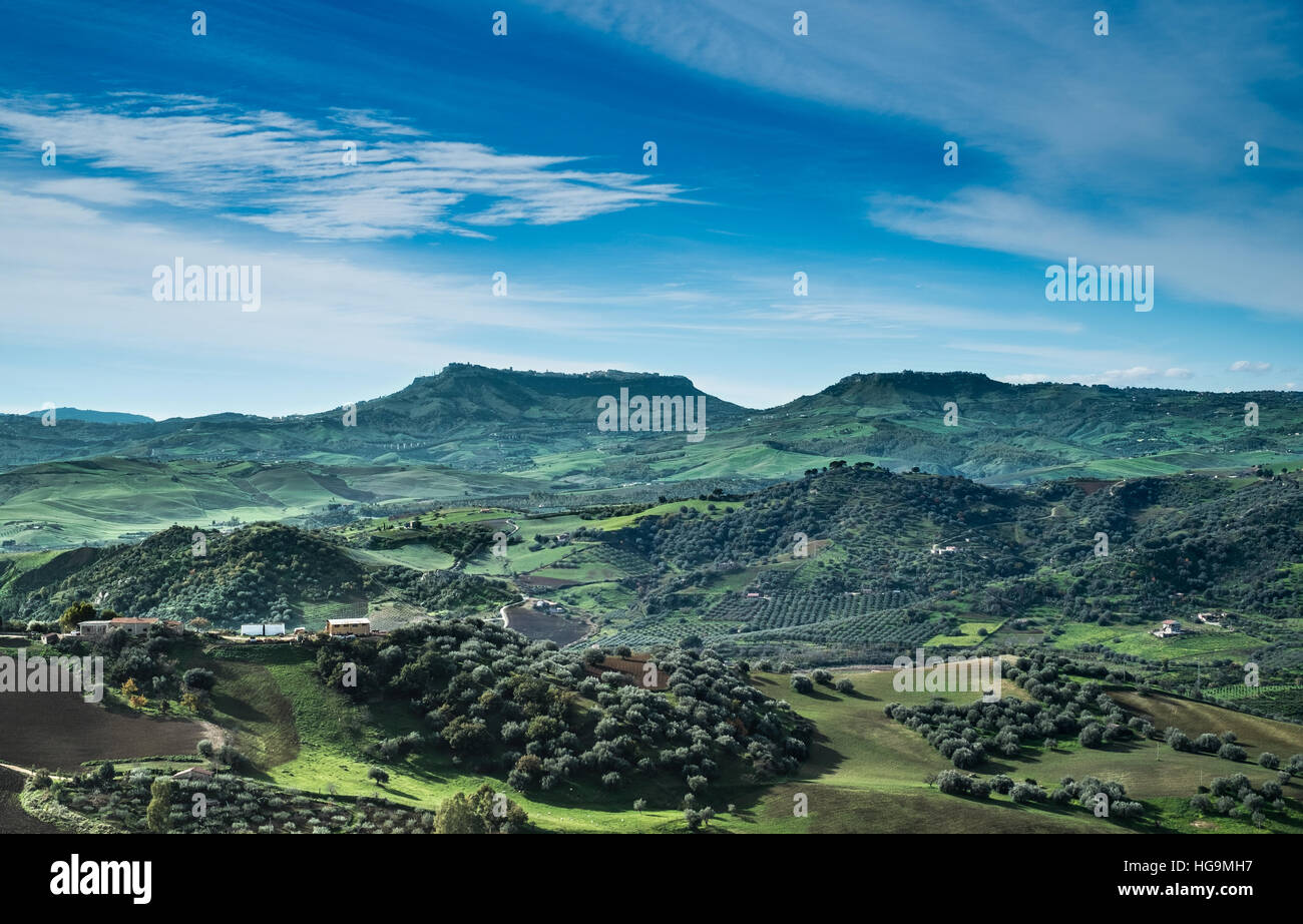 Gli altopiani di Enna e Calascibetta vista da Leonforte, Sicilia, Italia. Tipica siciliana campagna nella stagione invernale Foto Stock