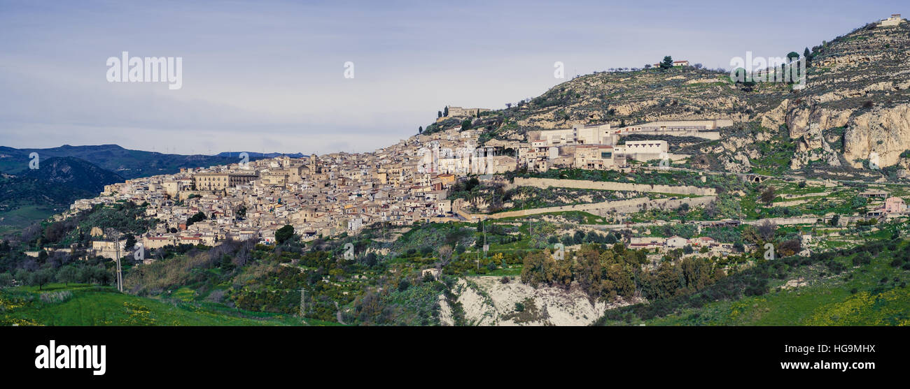 Leonforte, tipico siciliano di villaggio sul versante di una montagna Foto Stock