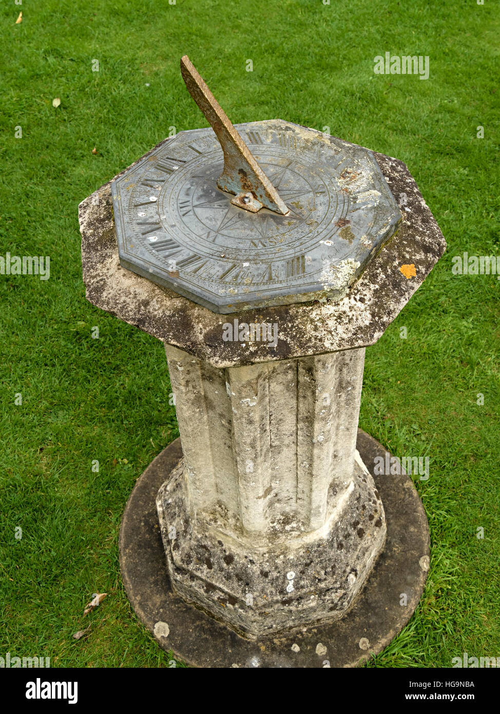Vecchia meridiana da giardino con piedistallo con numeri romani incisi, Regno Unito. Foto Stock