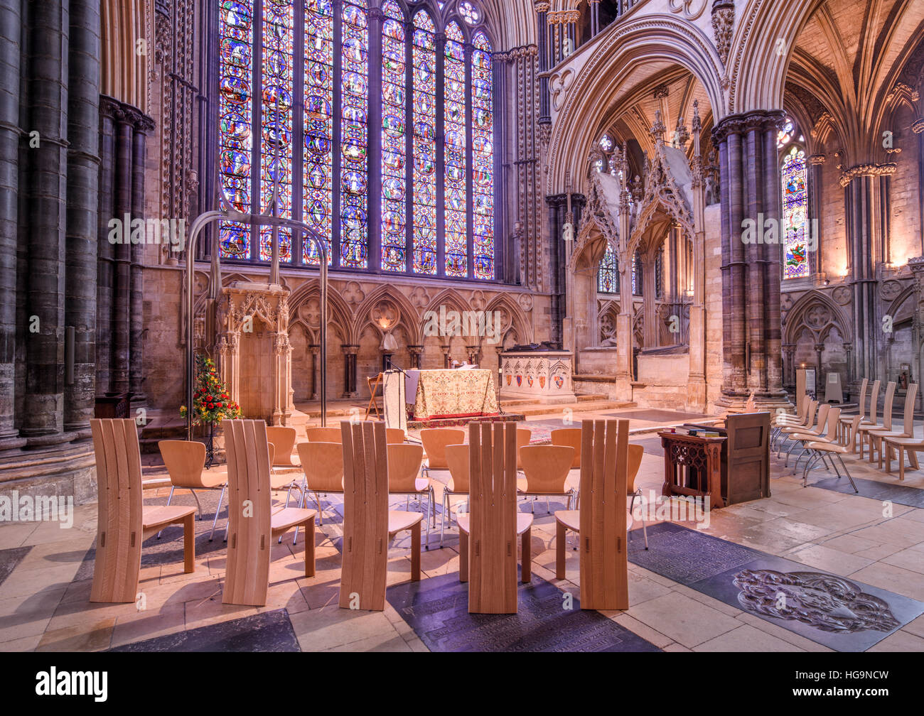 Altare e sedie all'estremità est della Cattedrale di Lincoln, Inghilterra Foto Stock