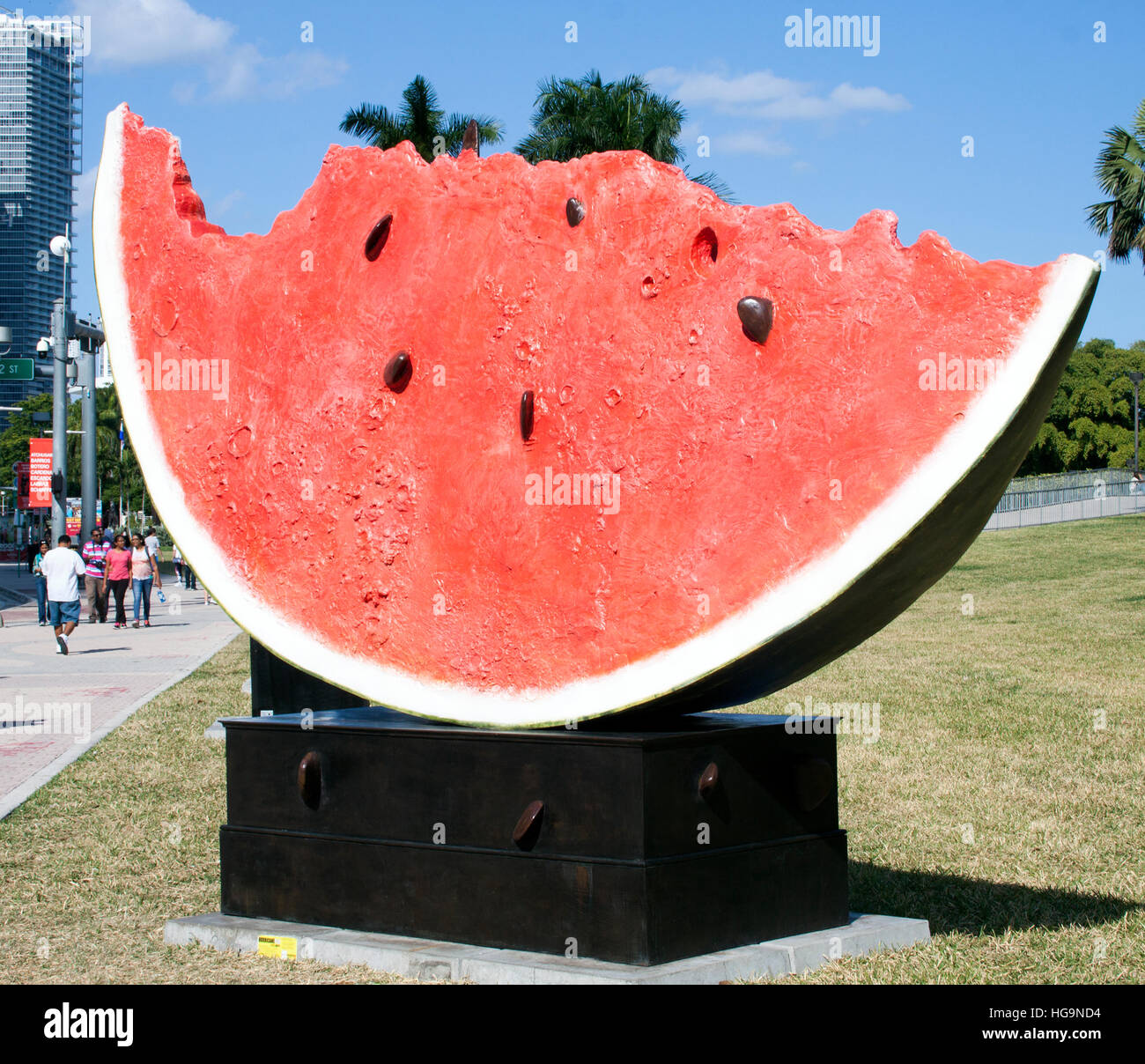 Una vivace scultura di anguria gigante a Miami aggiunge un tocco di fantasia e colore, perfetta per divertenti foto sulla strada e bizzarre vibrazioni della Florida. Foto Stock