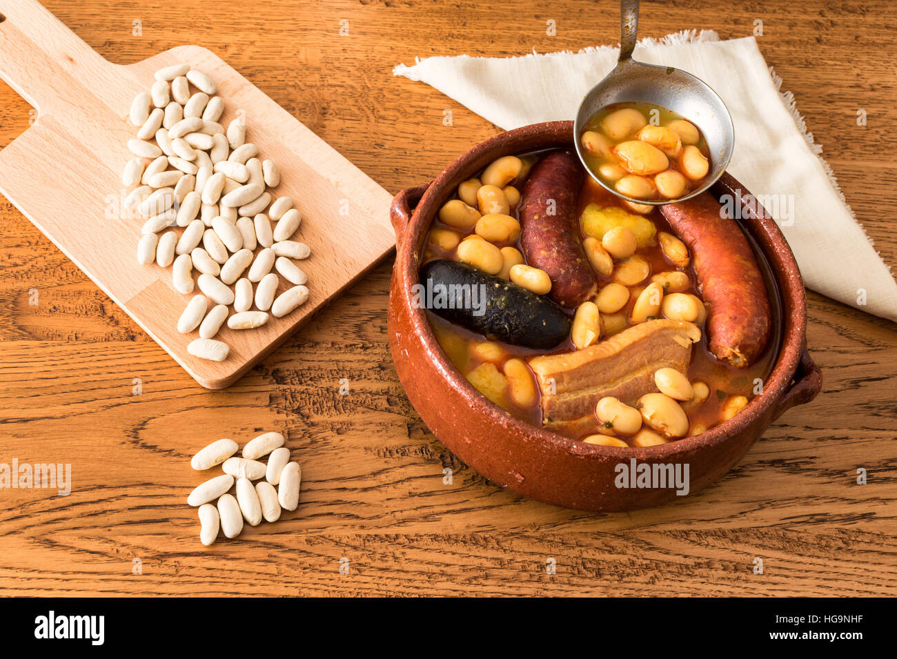 Fabada Asturiana (asturiano stufato di fagioli con pancetta, salsicce e salsicce di sangue) Foto Stock