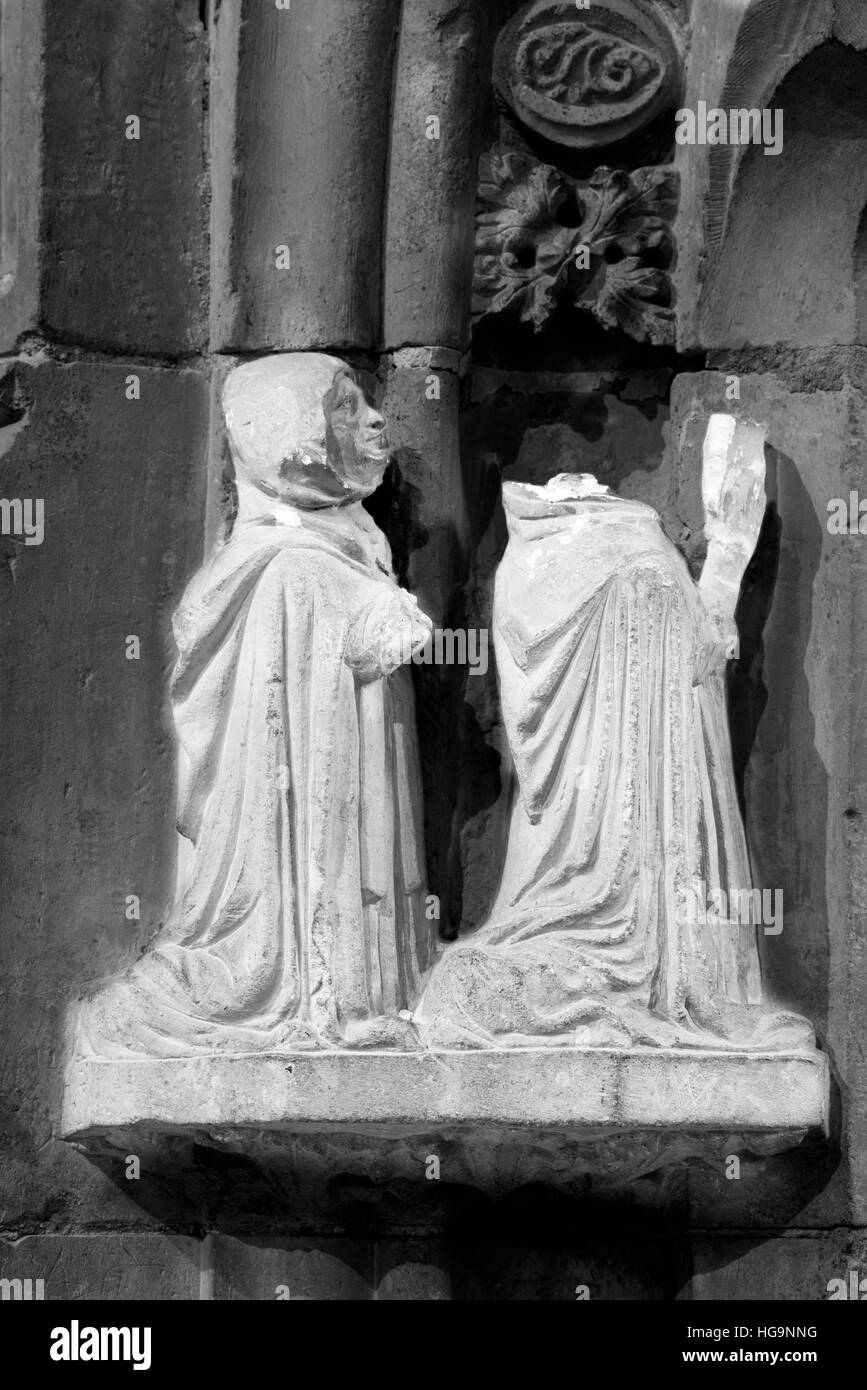 Soggetto ad atti vandalici scultura in pietra su un lato cappella presso la Cattedrale di Lincoln, Inghilterra Foto Stock