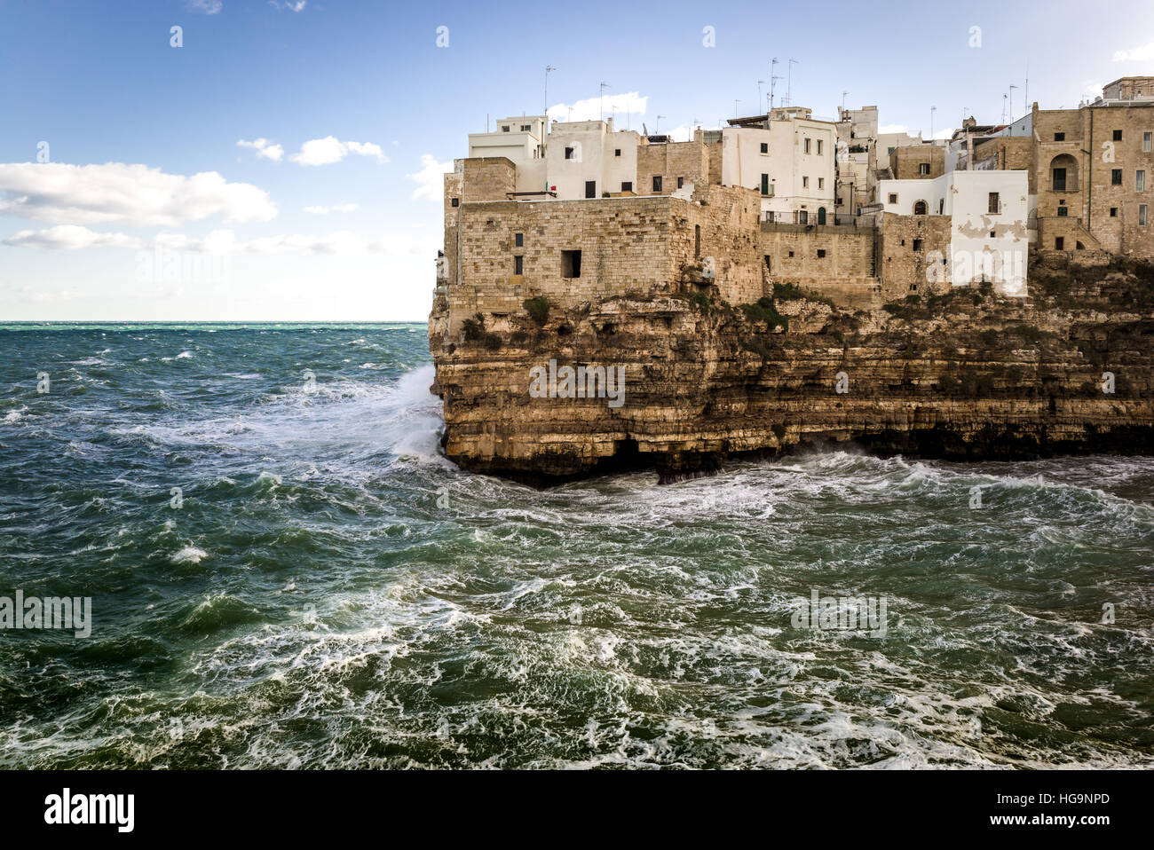 Polignano a Mare, il fantastico villaggio sulle rocce, lungo la riva del mare in Puglia, Sud Italia Foto Stock