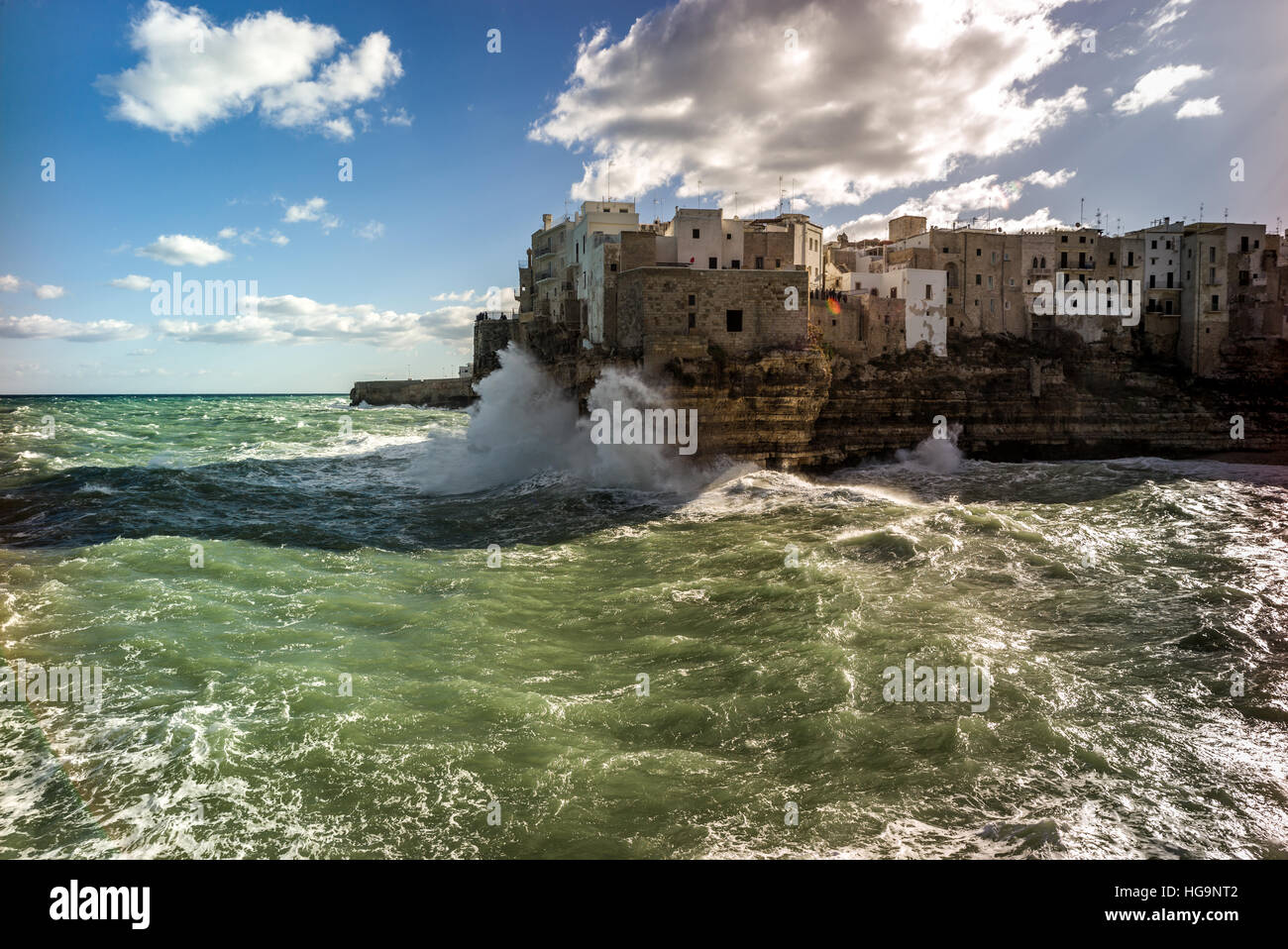 Polignano a Mare, il fantastico villaggio sulle rocce, lungo la riva del mare in Puglia, Sud Italia Foto Stock