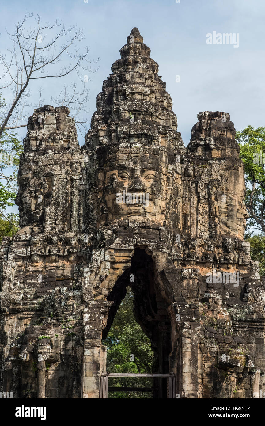 Tesori di antica Angkor e le porte della città con la torre di fronte a Angkor Thom Foto Stock